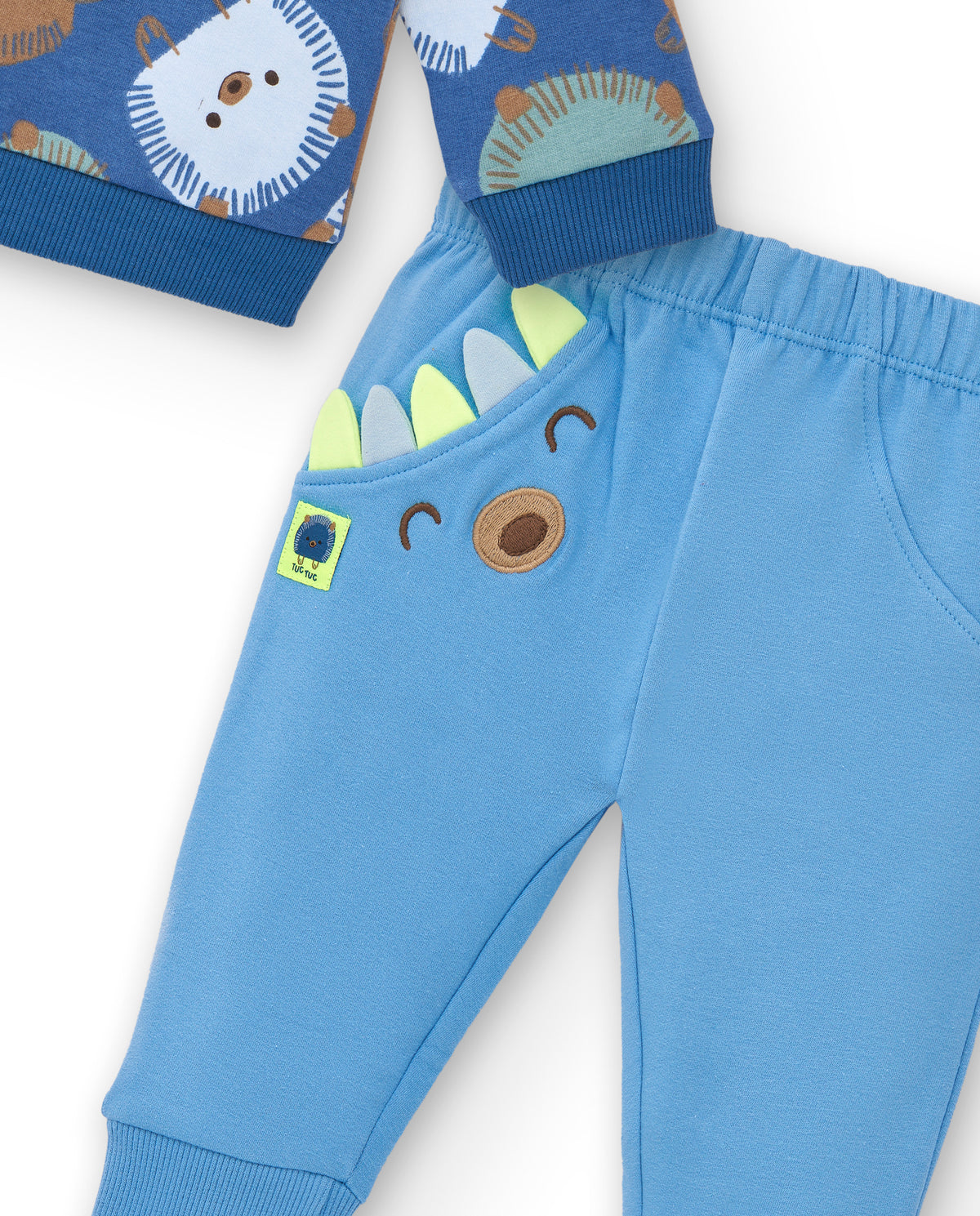 Conjunto de sudadera y pantalón para niño en azul con estampado