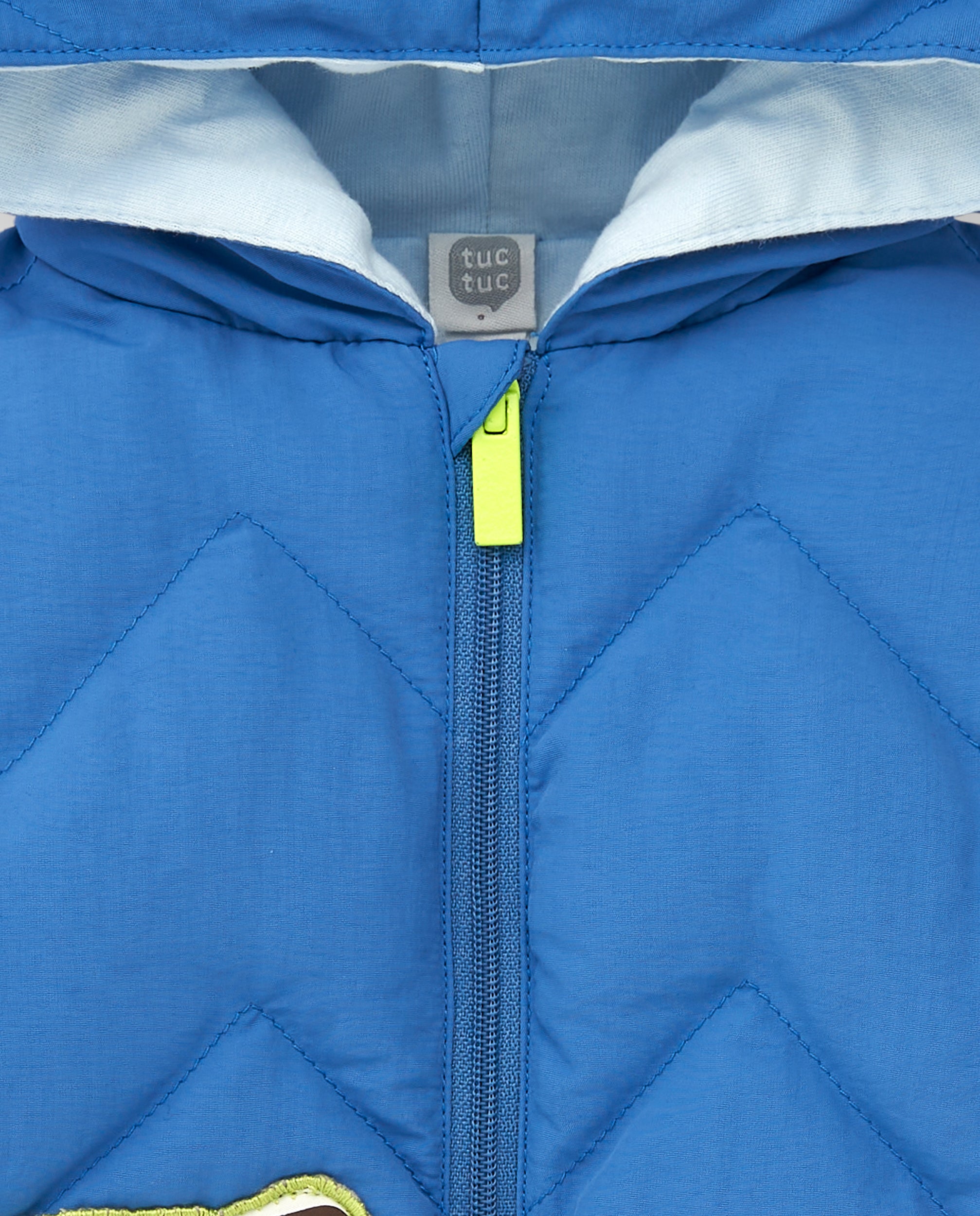 Chaqueta acolchada para niño en azul con capucha y detalles de