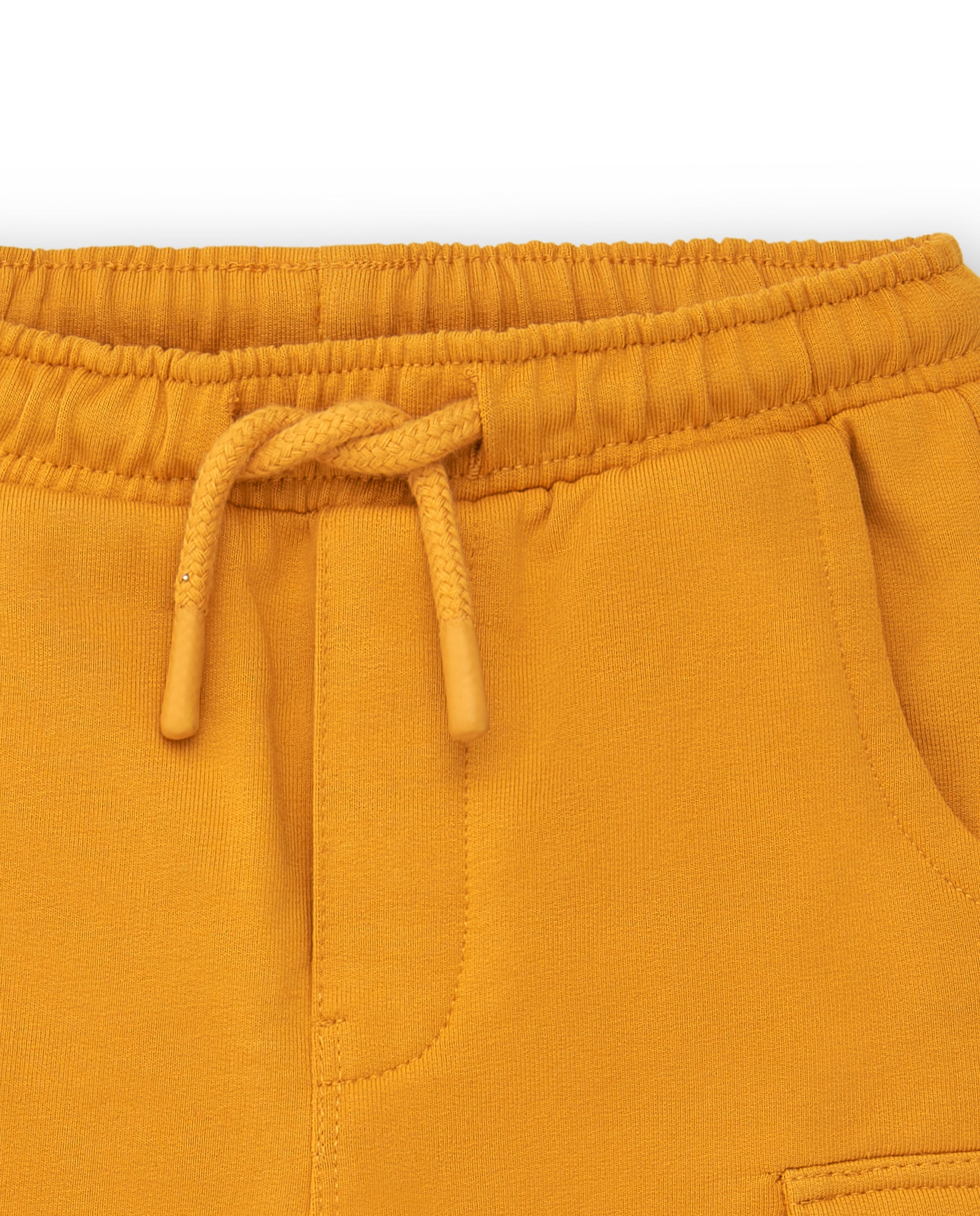 Pantalón para niño en color mostaza con bolsillos cargo