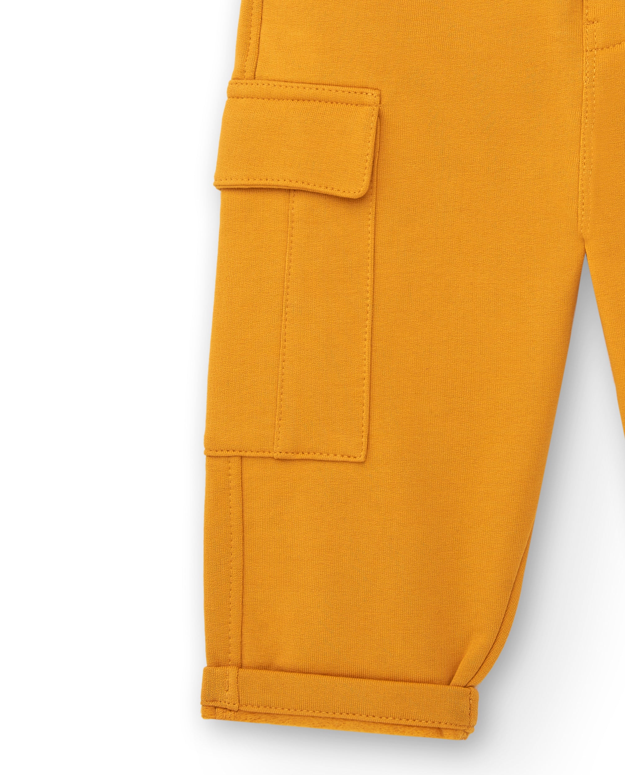 Pantalón para niño en color mostaza con bolsillos cargo