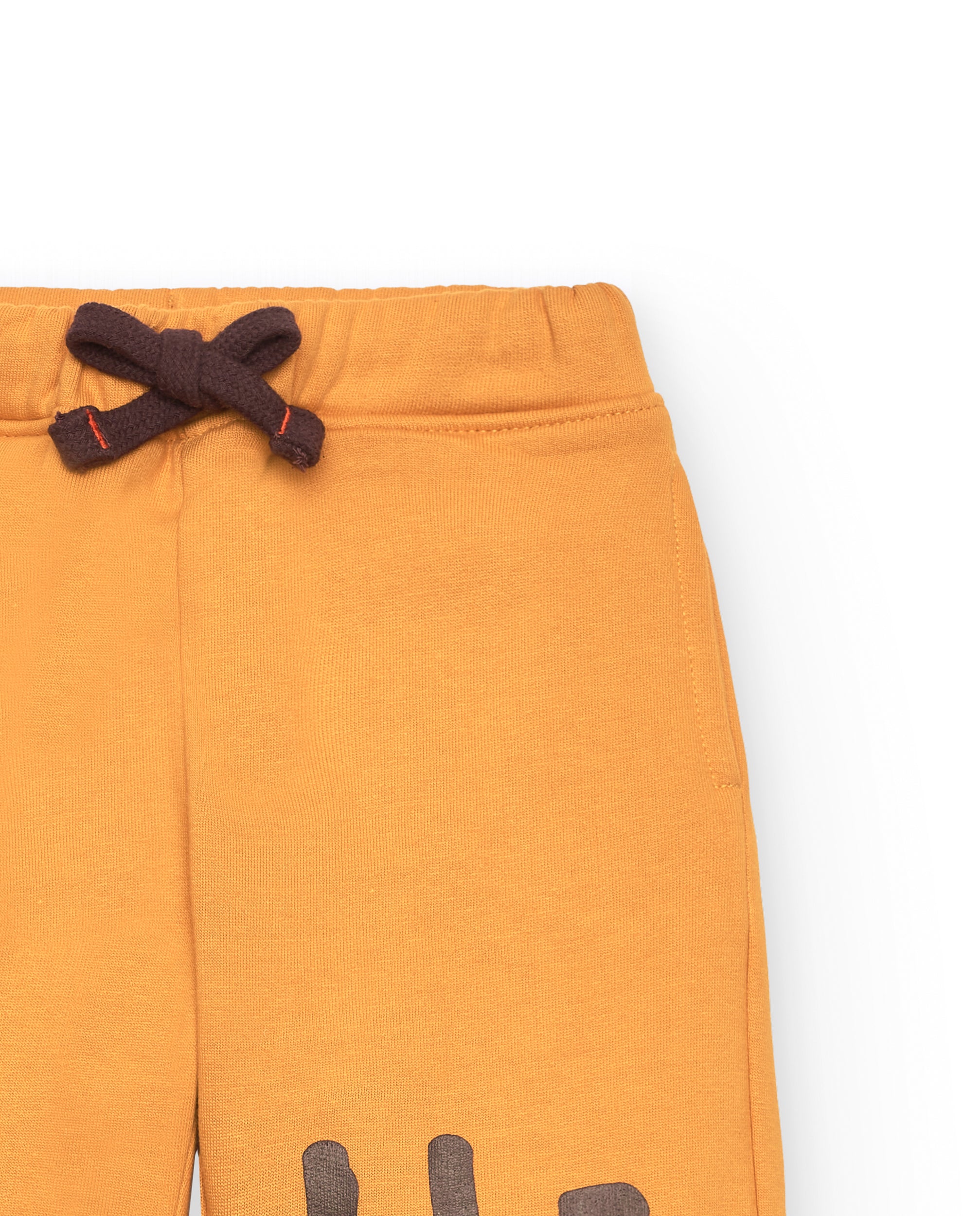 Pantalón de chándal para niño en mostaza con estampado "Hero"