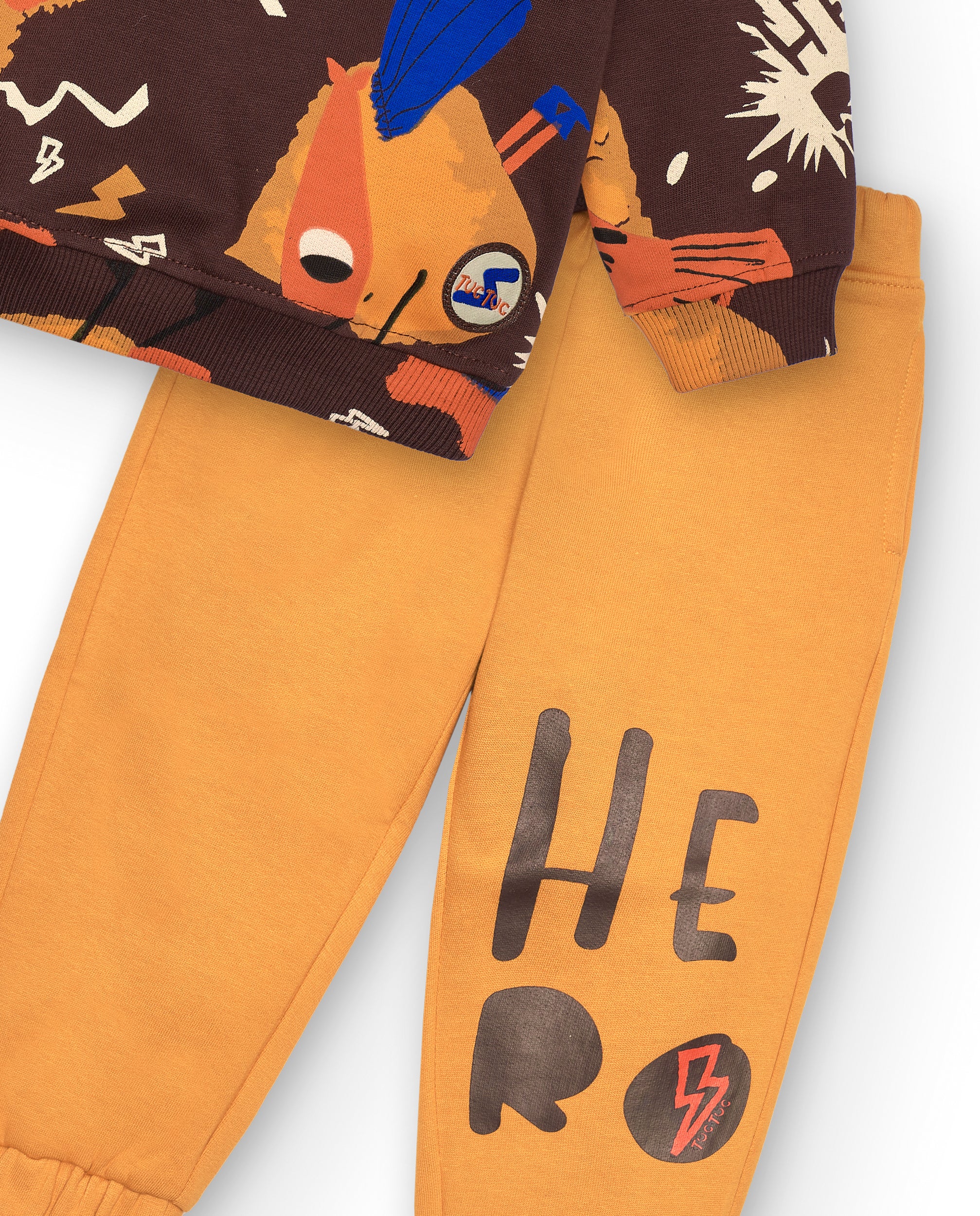 Conjunto de sudadera y pantalón para niño en marrón y mostaza