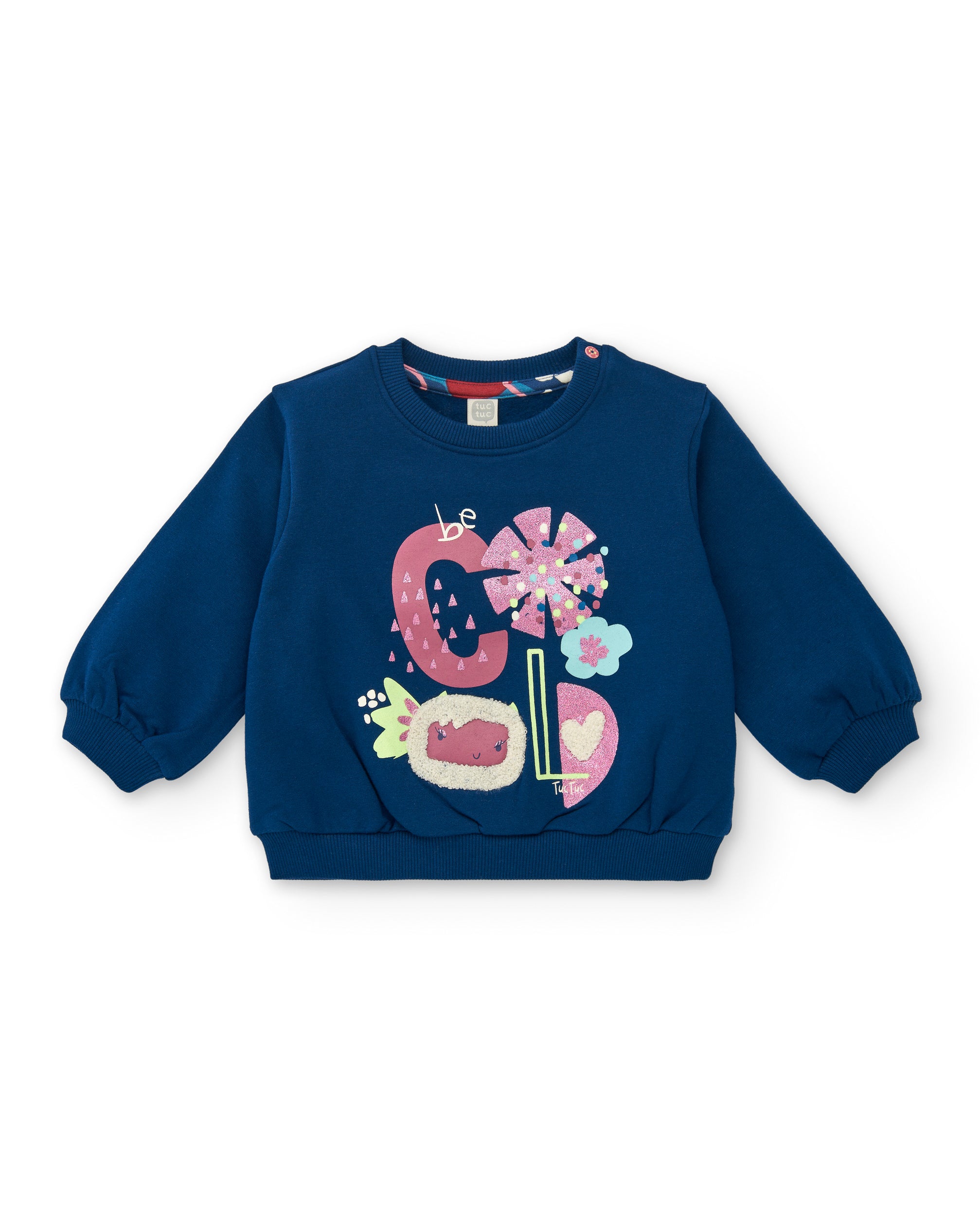 Sudadera azul con diseño colorido de texto y personaje invernal