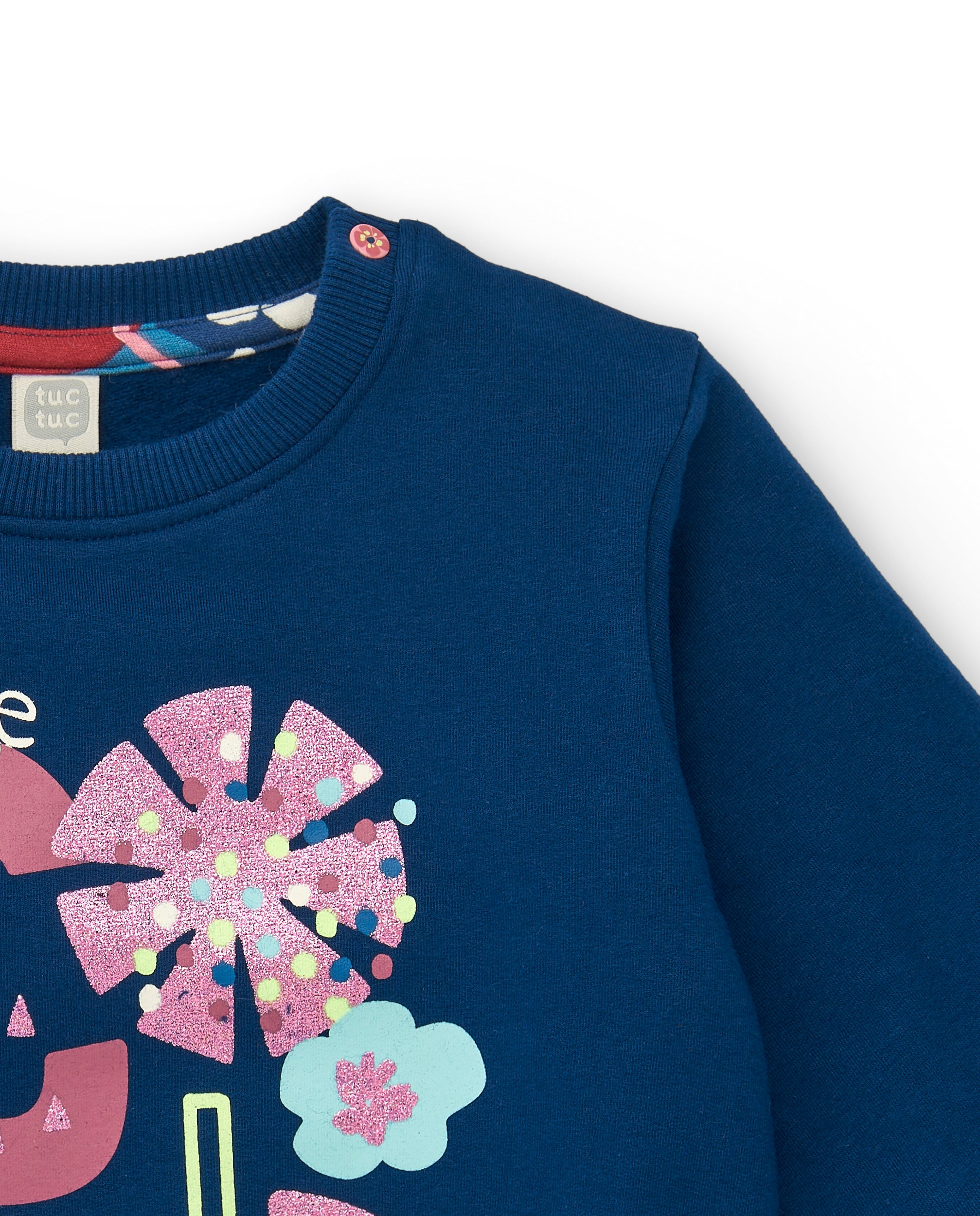 Sudadera azul con diseño colorido de texto y personaje invernal