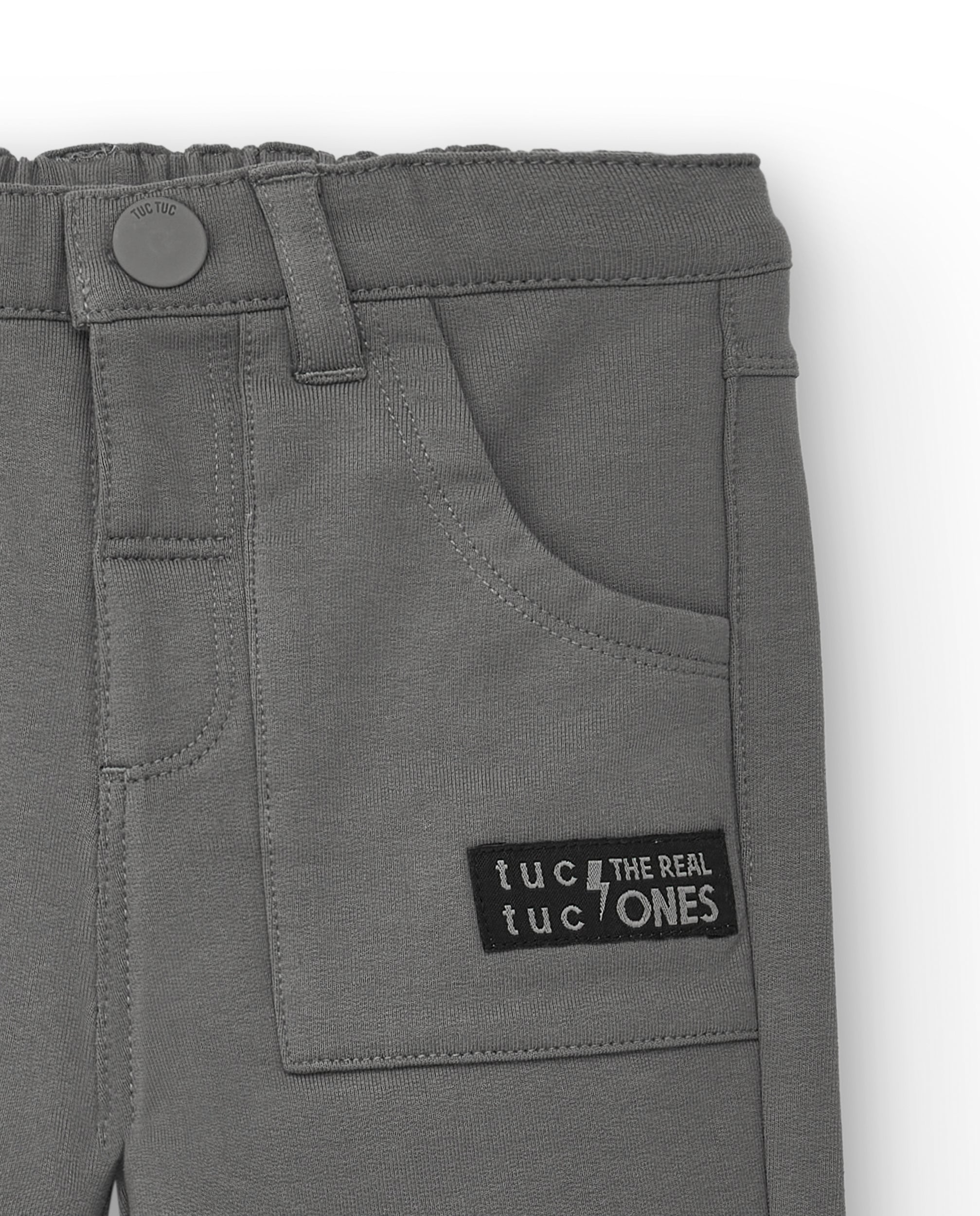 Pantalones para niño en color gris con detalle de bolsillo