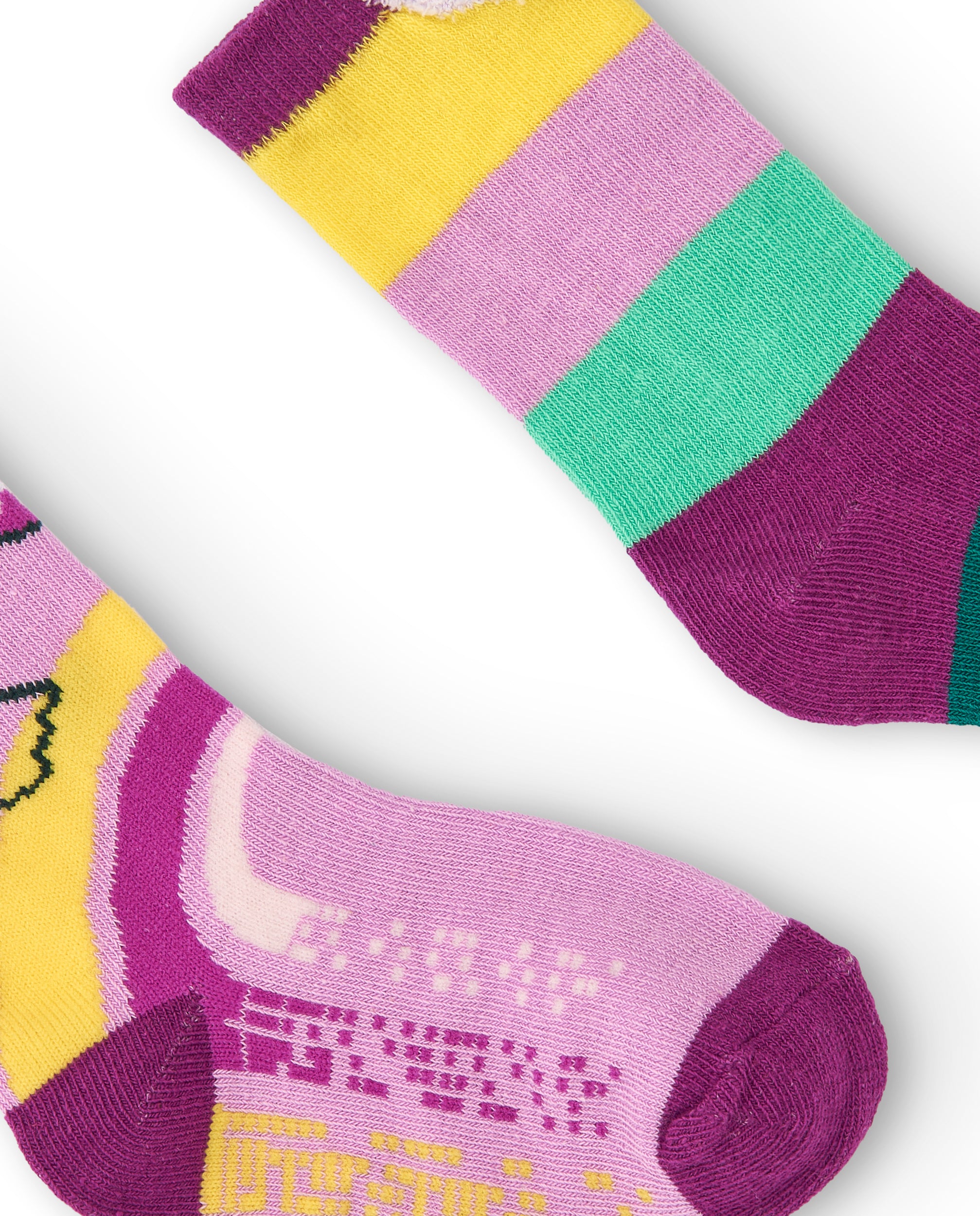 Calcetines para niña en tonos fucsia y verde con diseño de