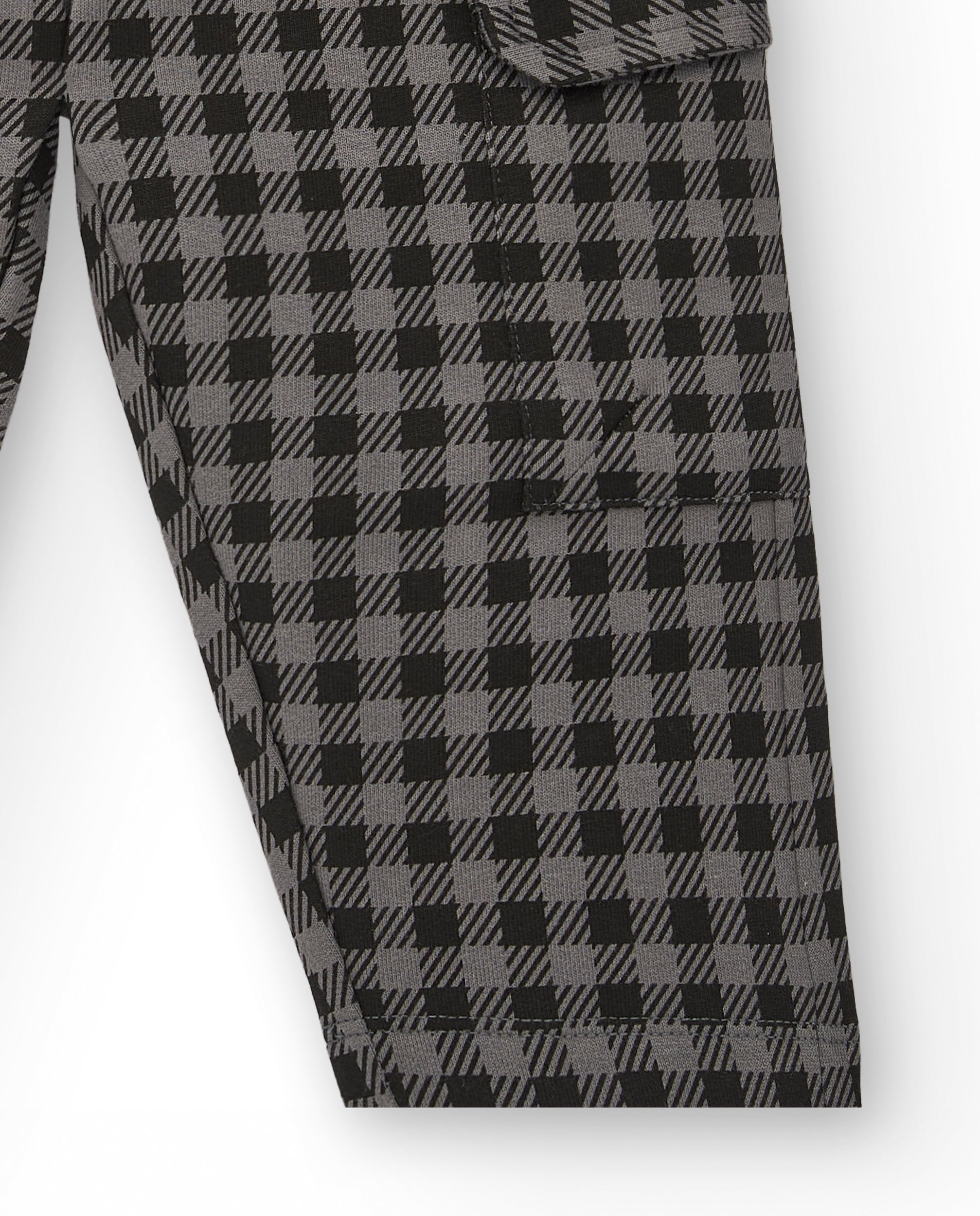 Pantalón felpa niño en negro con estampado de cuadros colección