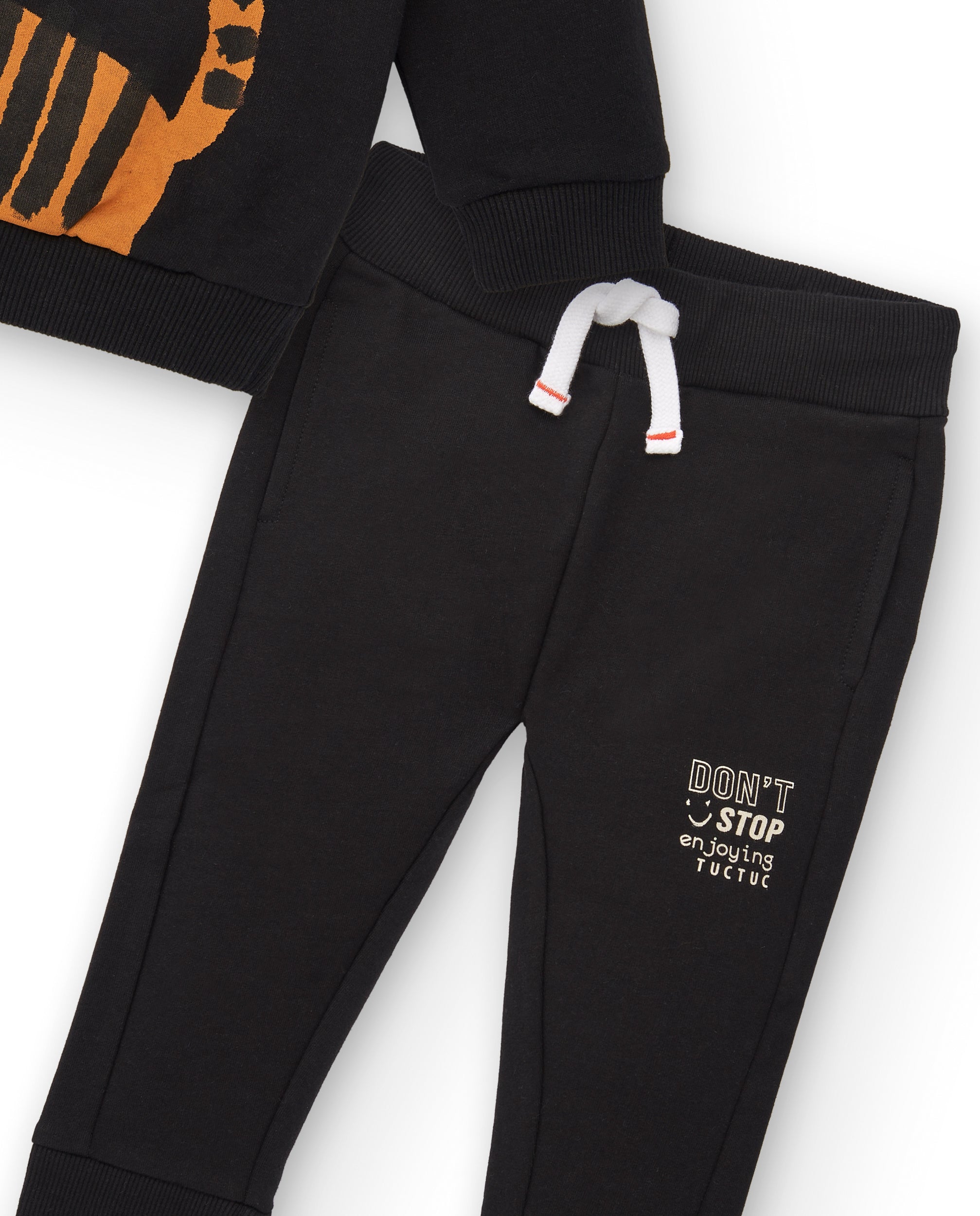 Conjunto sudadera y pantalón niño en negro con estampado