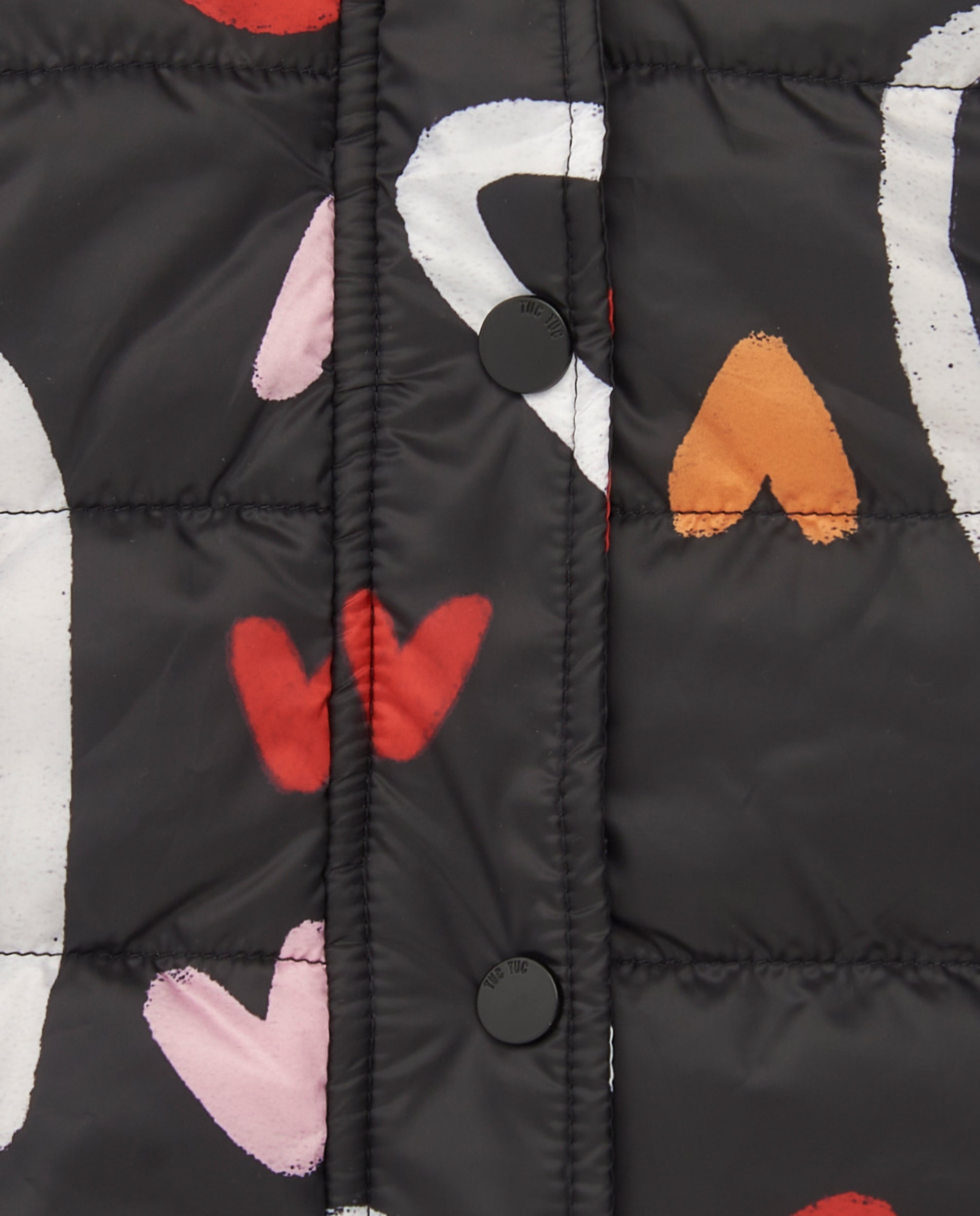 Chaleco niña en negro con estampado de corazones colección
