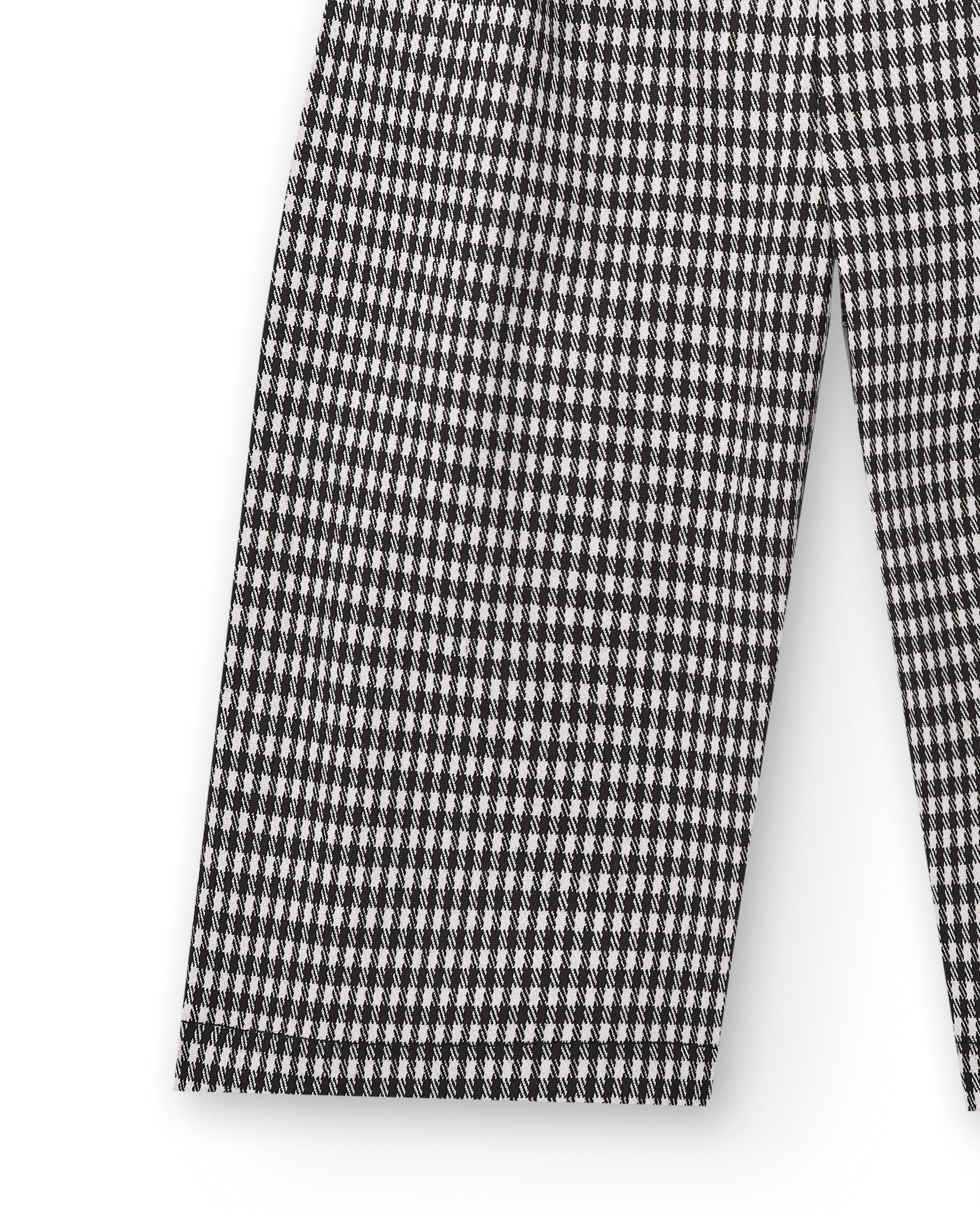 Pantalón de cuadros vichy en blanco y negro con lazo rojo para