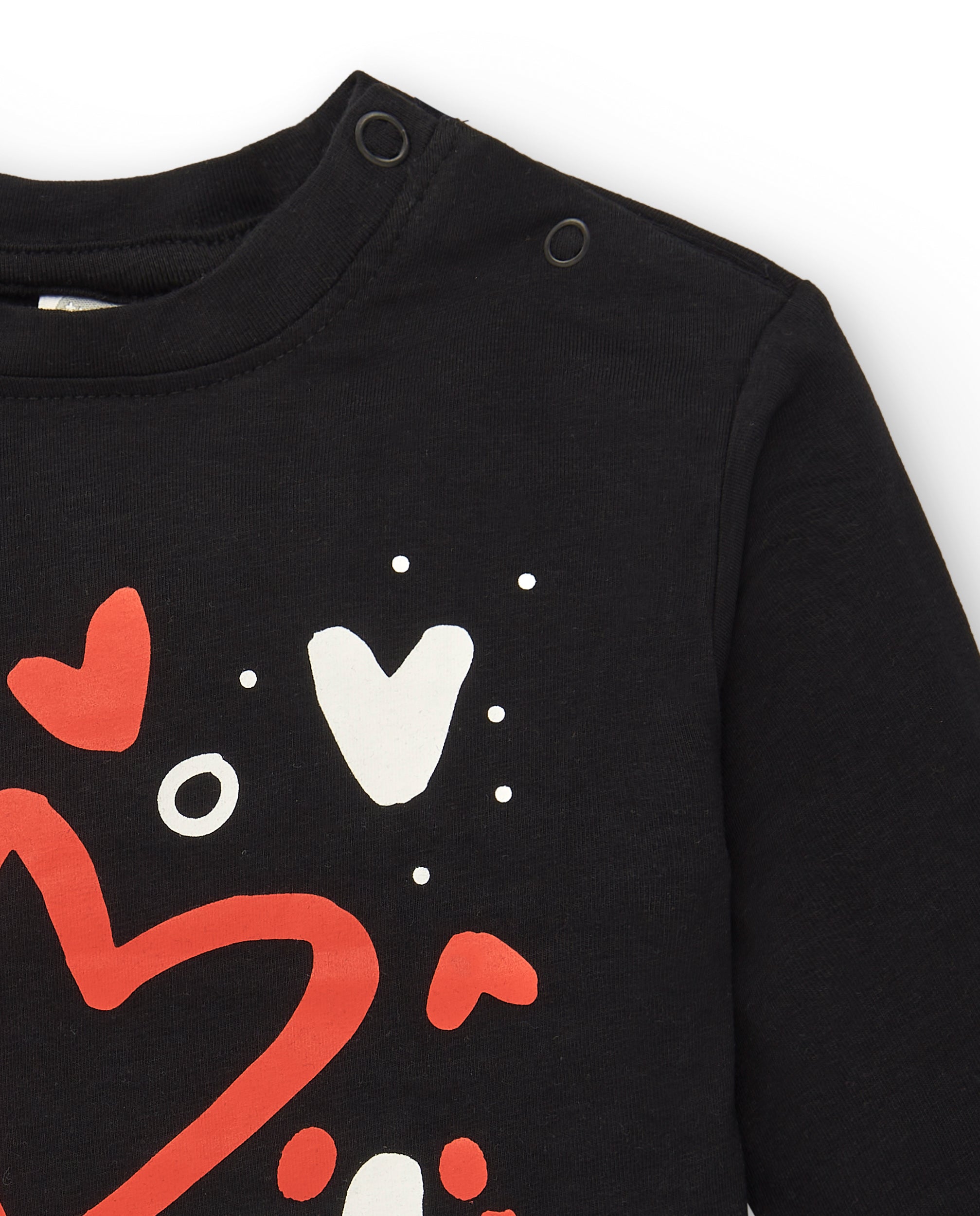 Camiseta negra con estampado de corazones rojos y blancos para