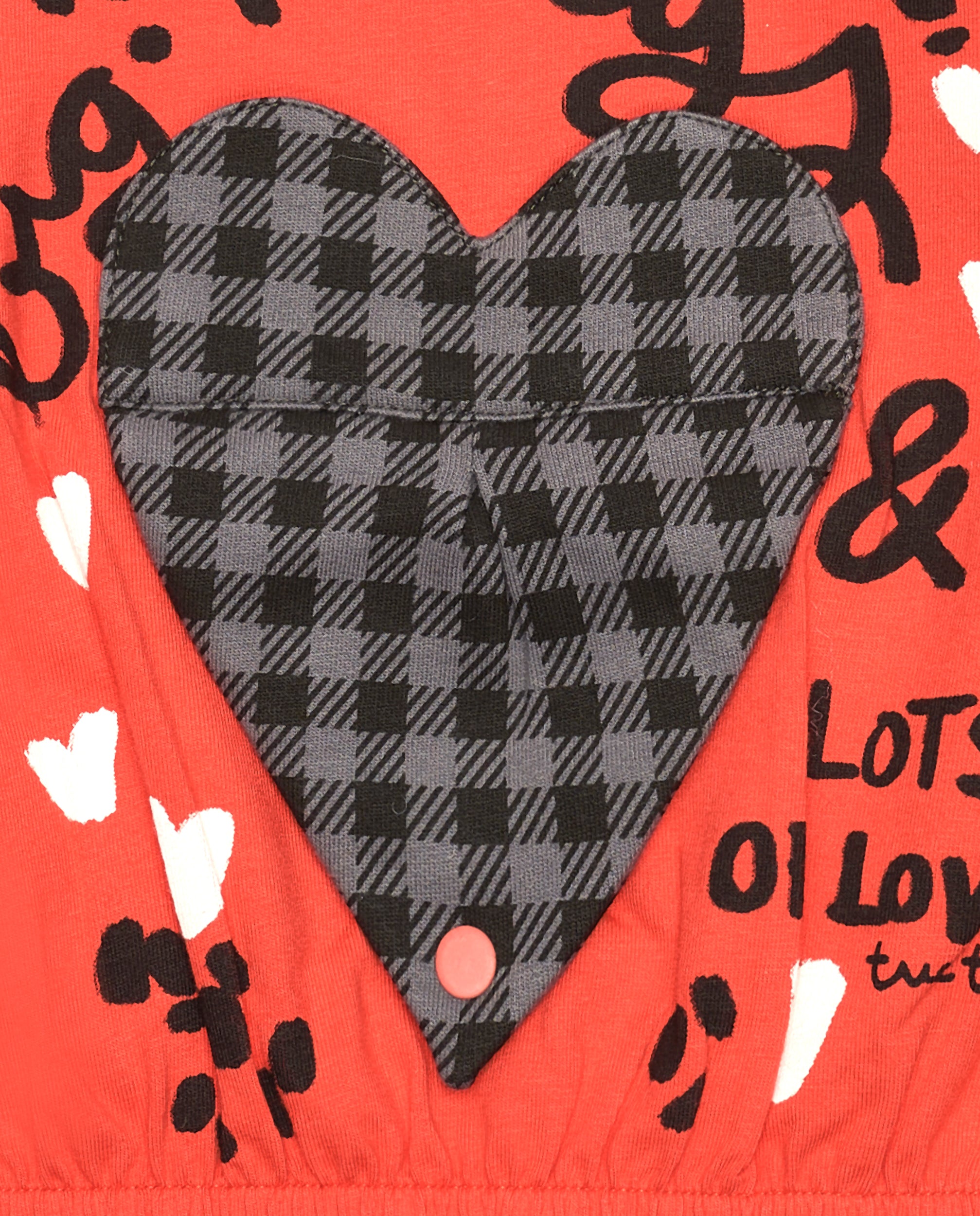 Camiseta roja con corazón de cuadros y mensaje "Hugs & Love"