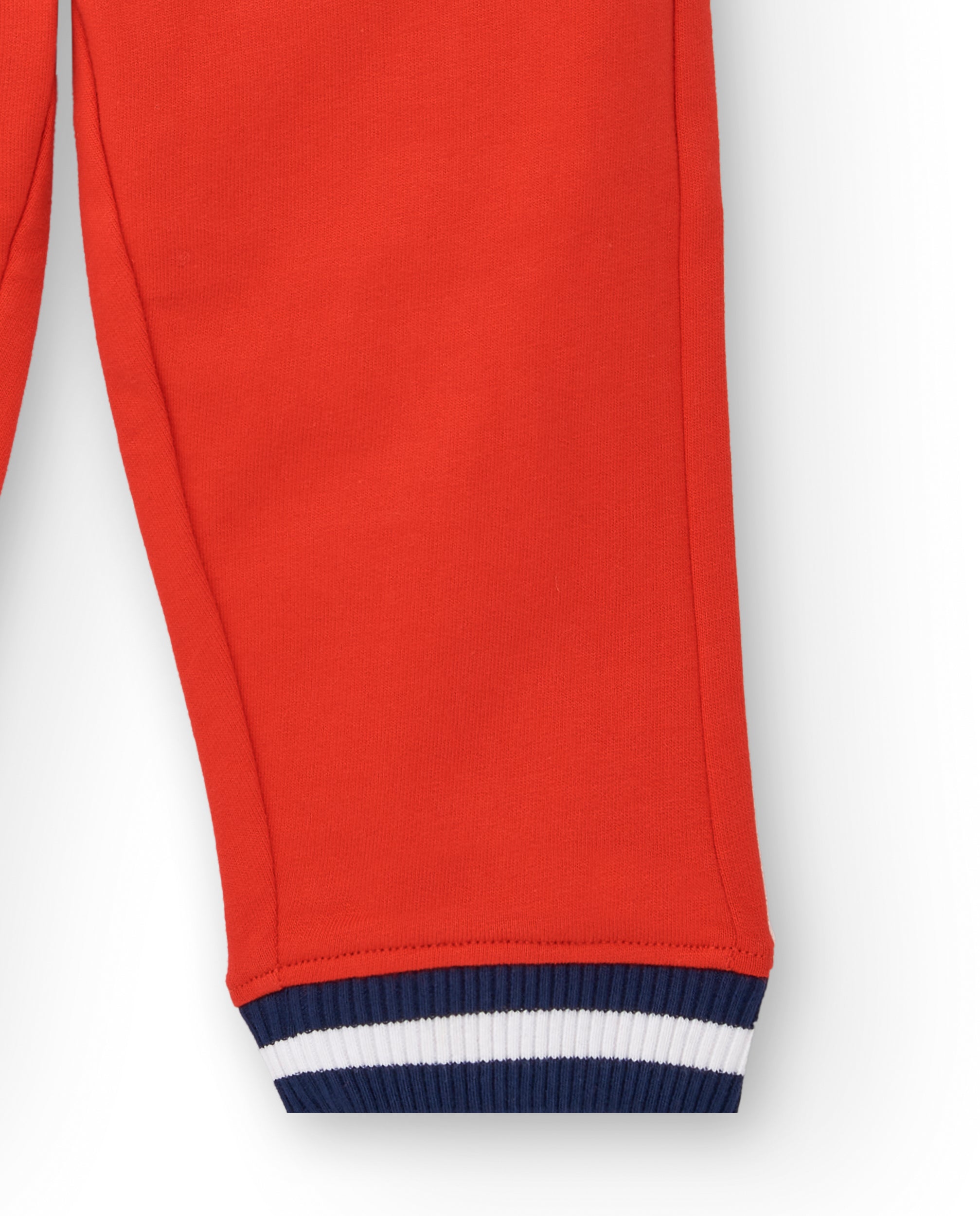Pantalón jogger niño en rojo con detalle de calculadora