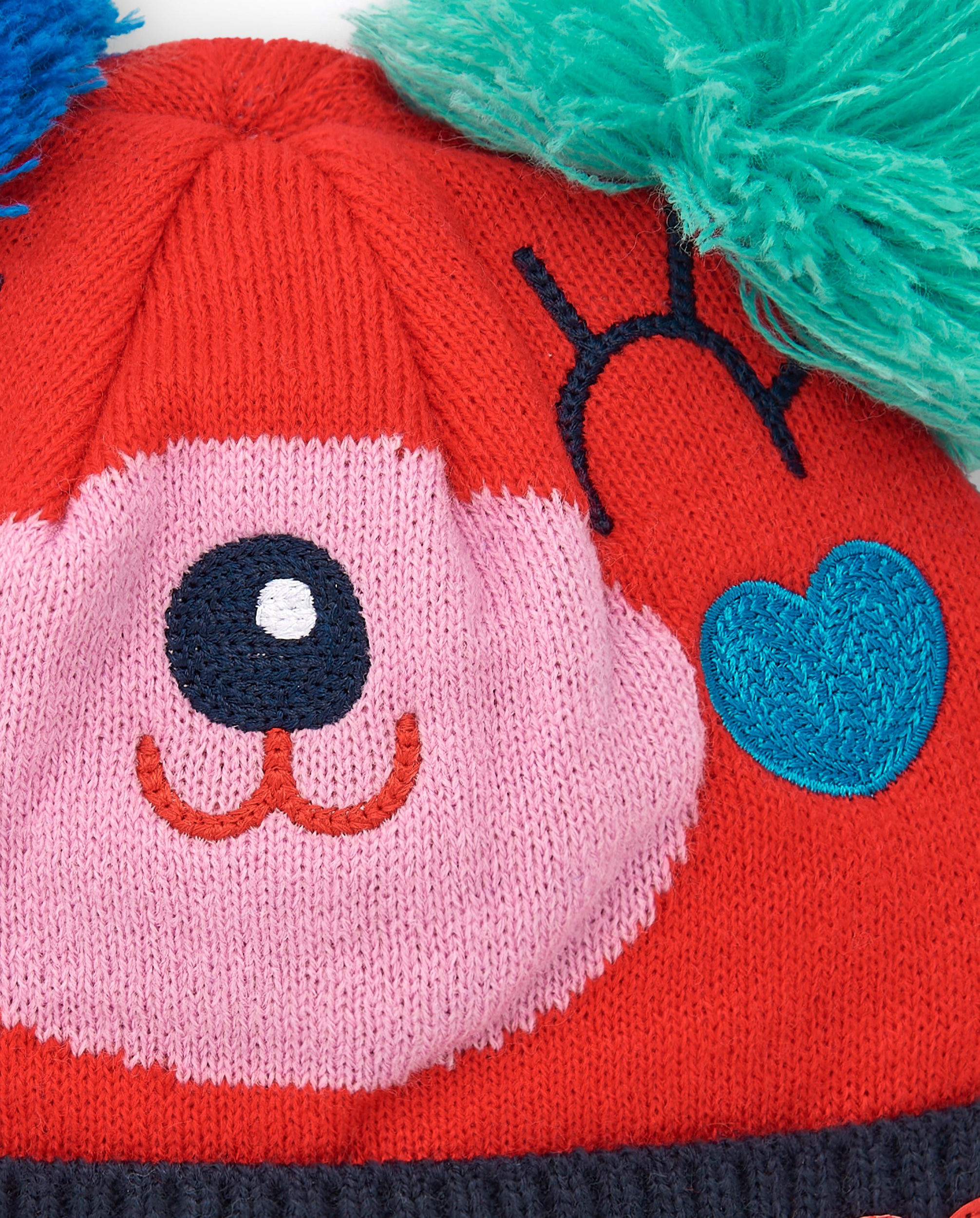 Gorro niña en rojo con pompones y diseño de corazones colección