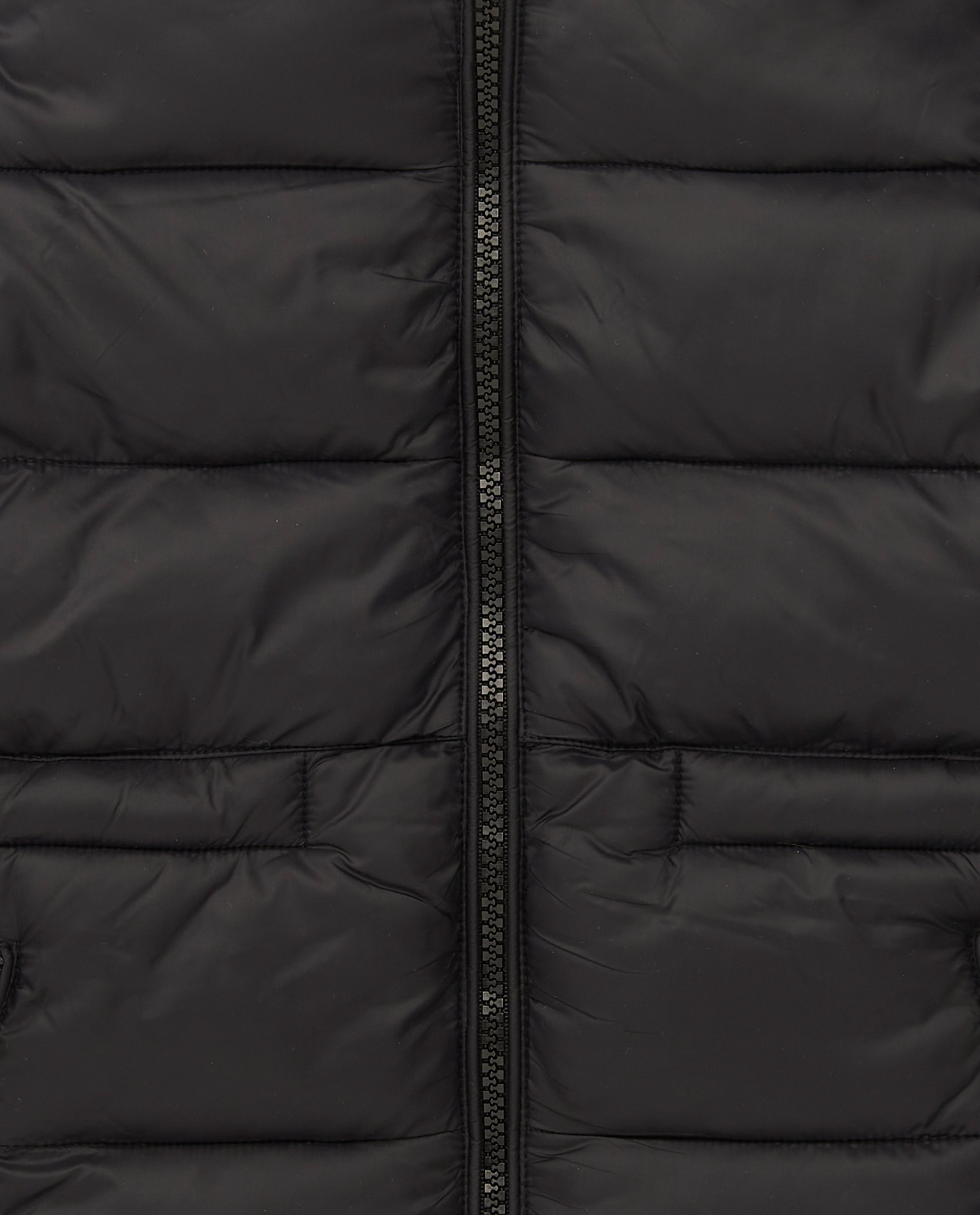 Abrigo acolchado negro con capucha para niño de la colección