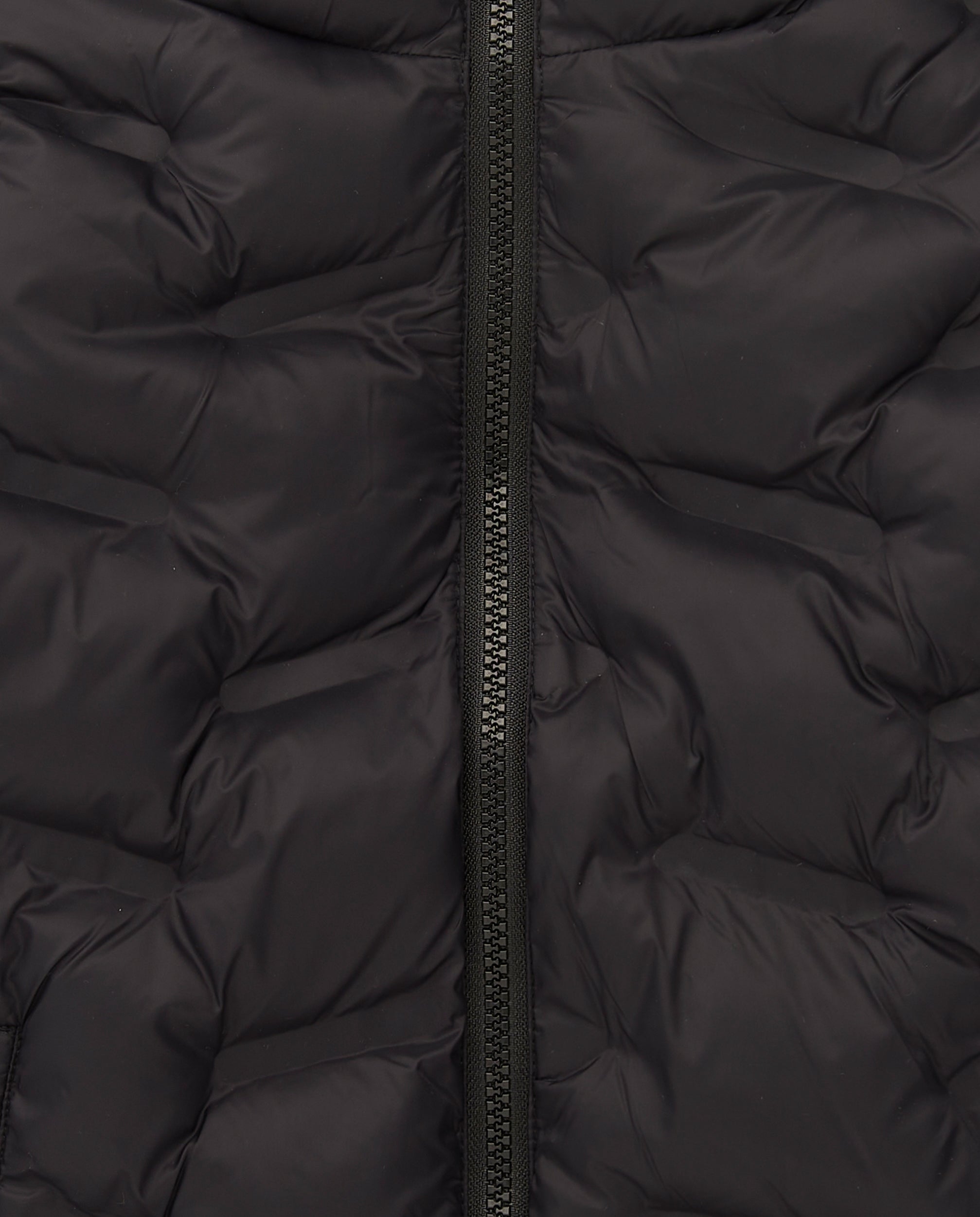 Chaqueta acolchada negra con capucha para niño de la colección