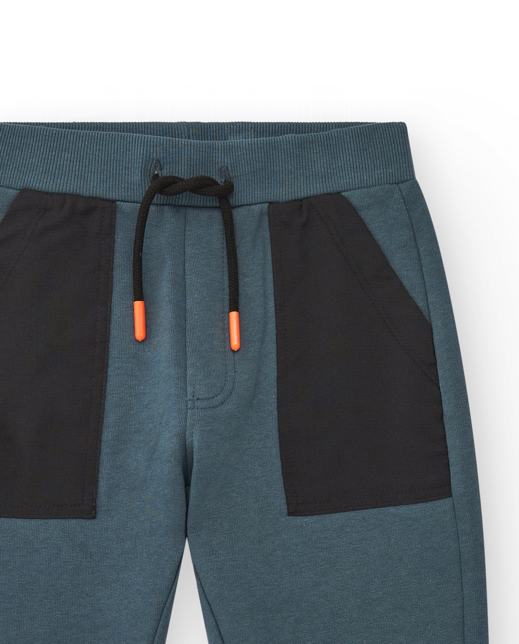 Pantalón jogger azul con bolsillos contrastantes para niño de