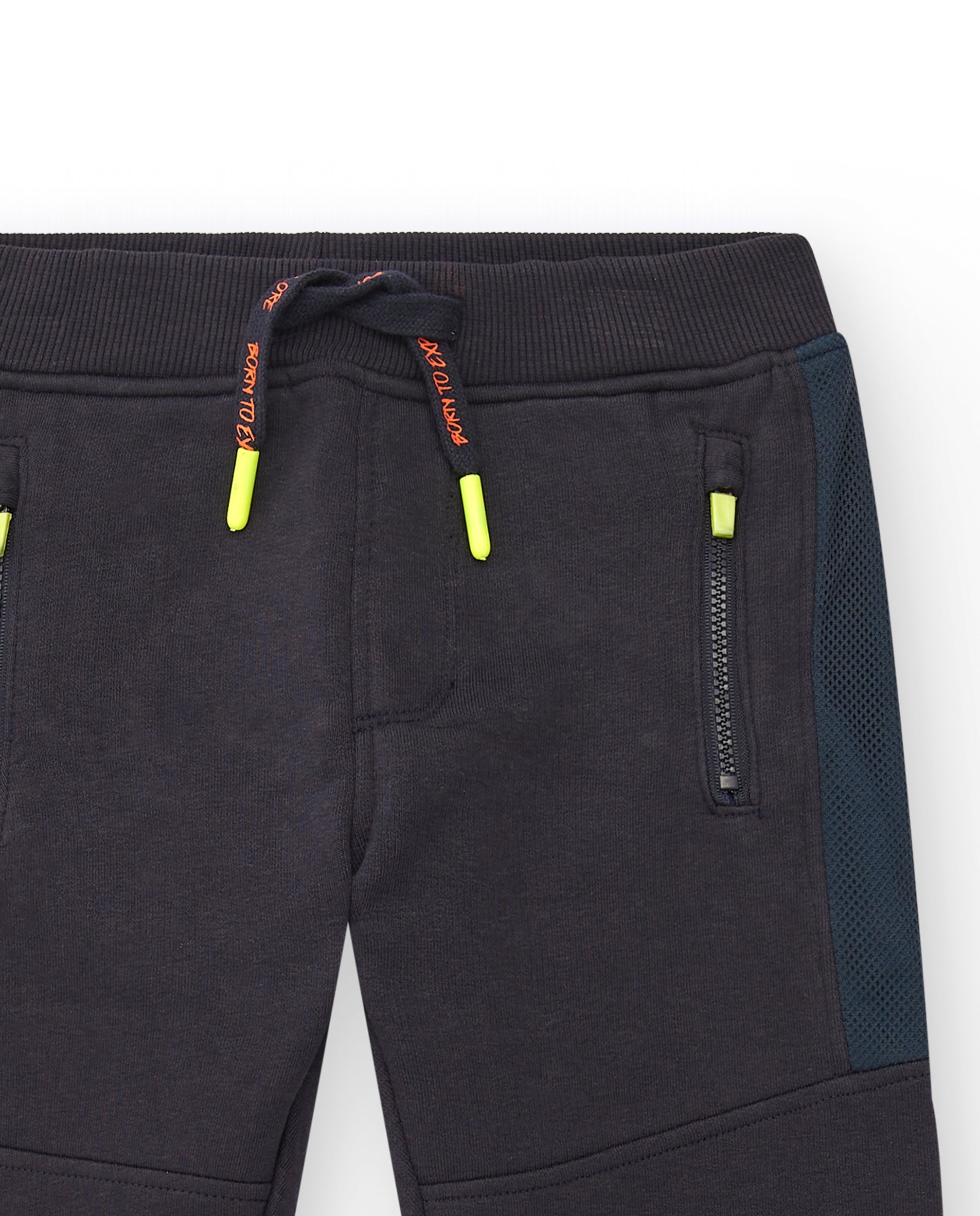 Pantalones jogger con detalles en contraste para niño colección