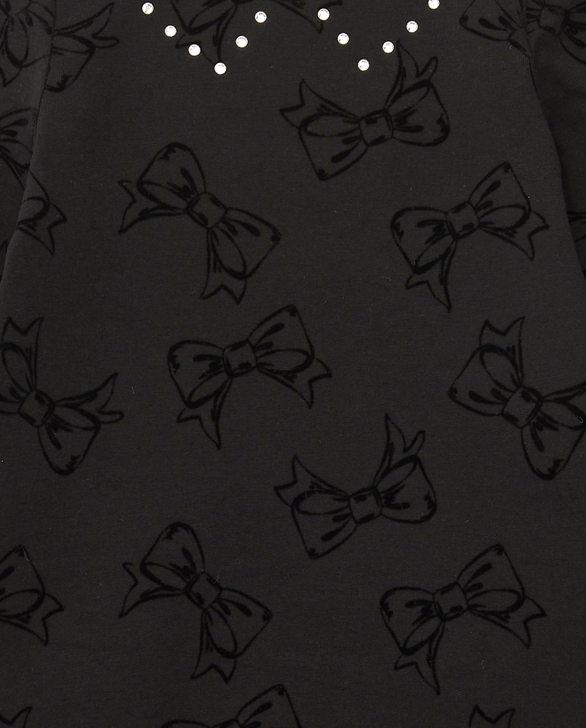 Vestido negro con estampado de lazos y detalles de perlas para