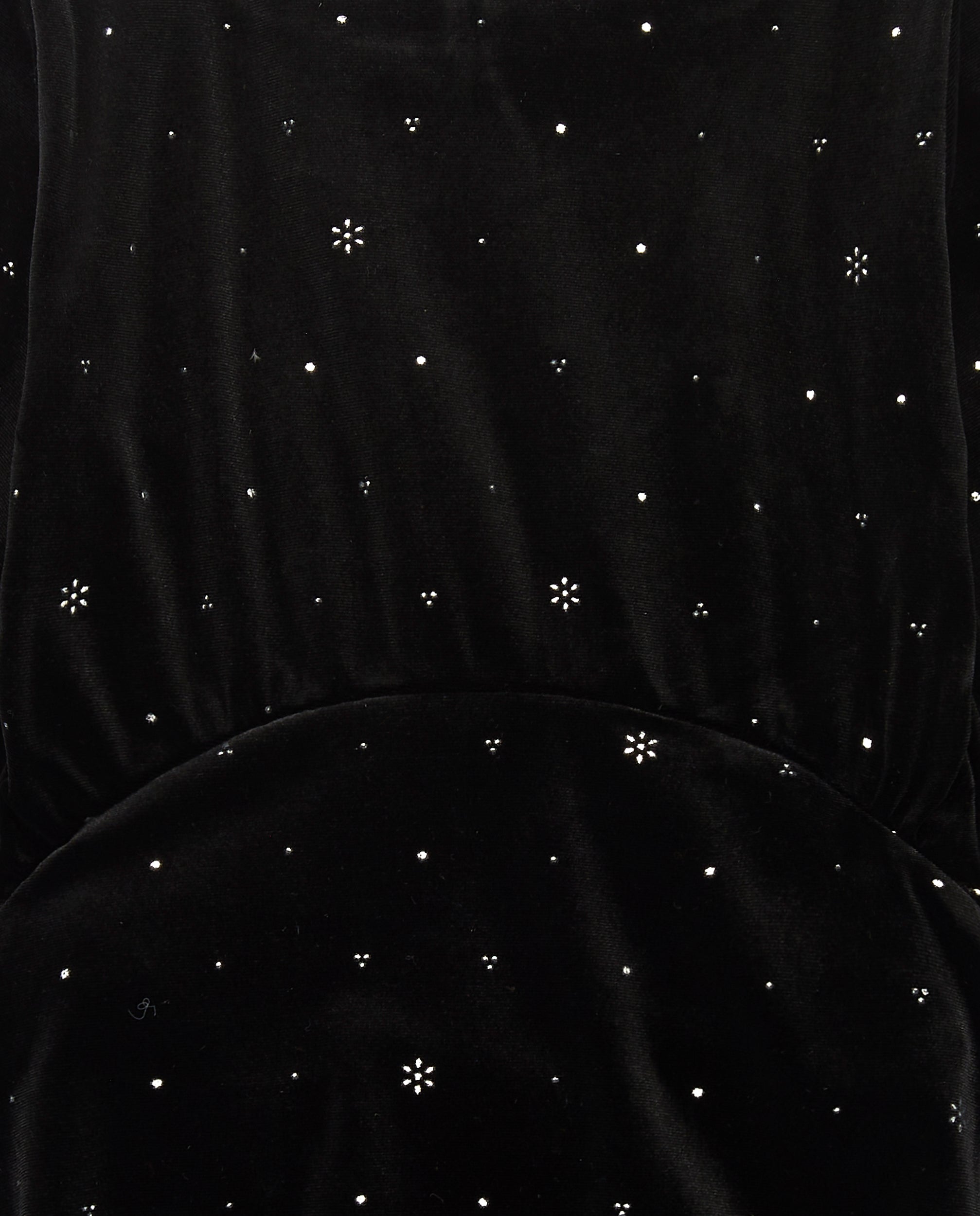 Vestido de terciopelo negro con detalles brillantes para niña