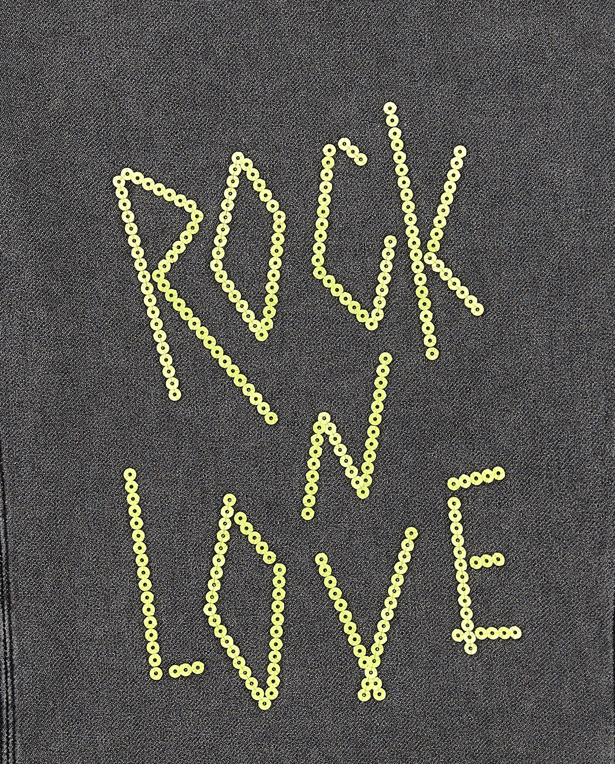 Vestido gris con volante verde y mensaje "Rock n Love"