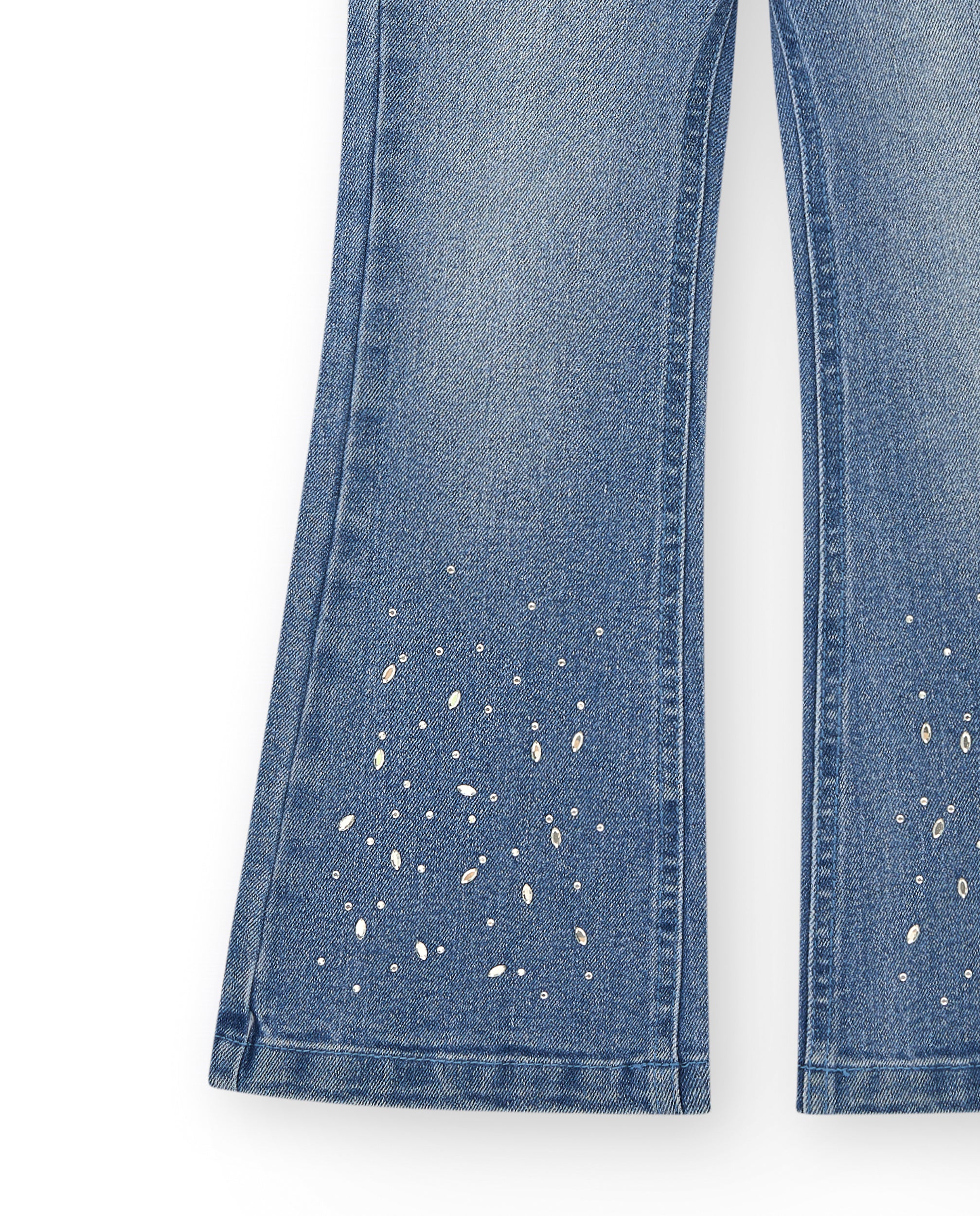 Pantalón vaquero niña en azul con detalle de apliques metálicos