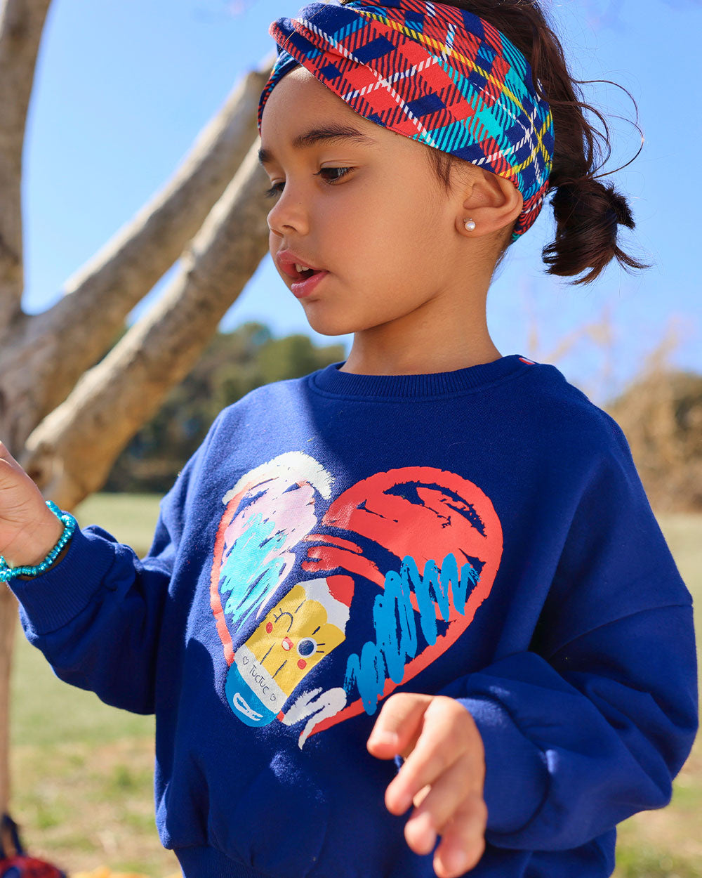 Sudadera niña en azul marino con estampado de corazón y lápiz colección Big Brains