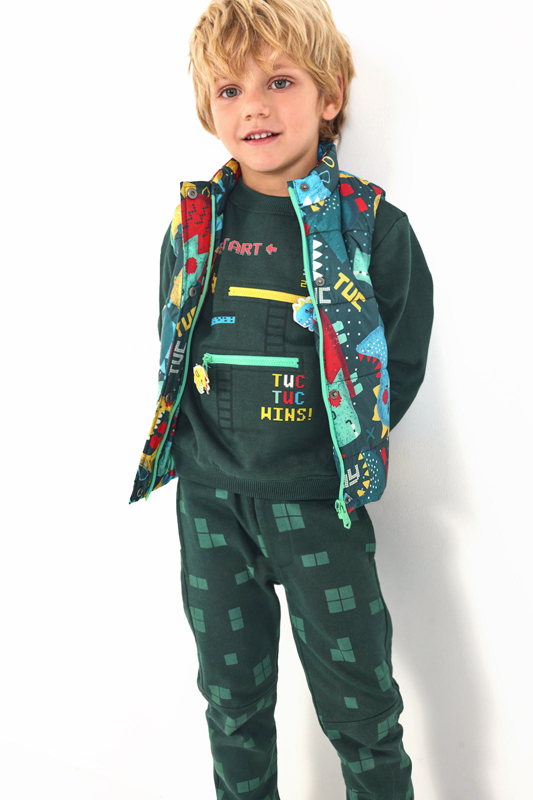 Pantalones para niño con estampado de píxeles en tonos verdes