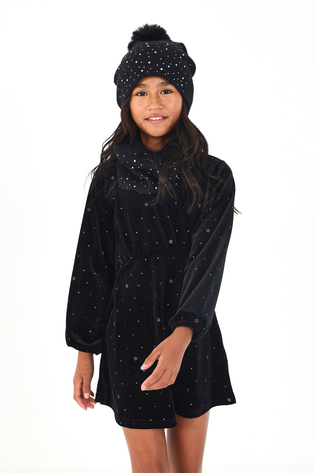 Vestido de terciopelo negro con detalles brillantes para niña