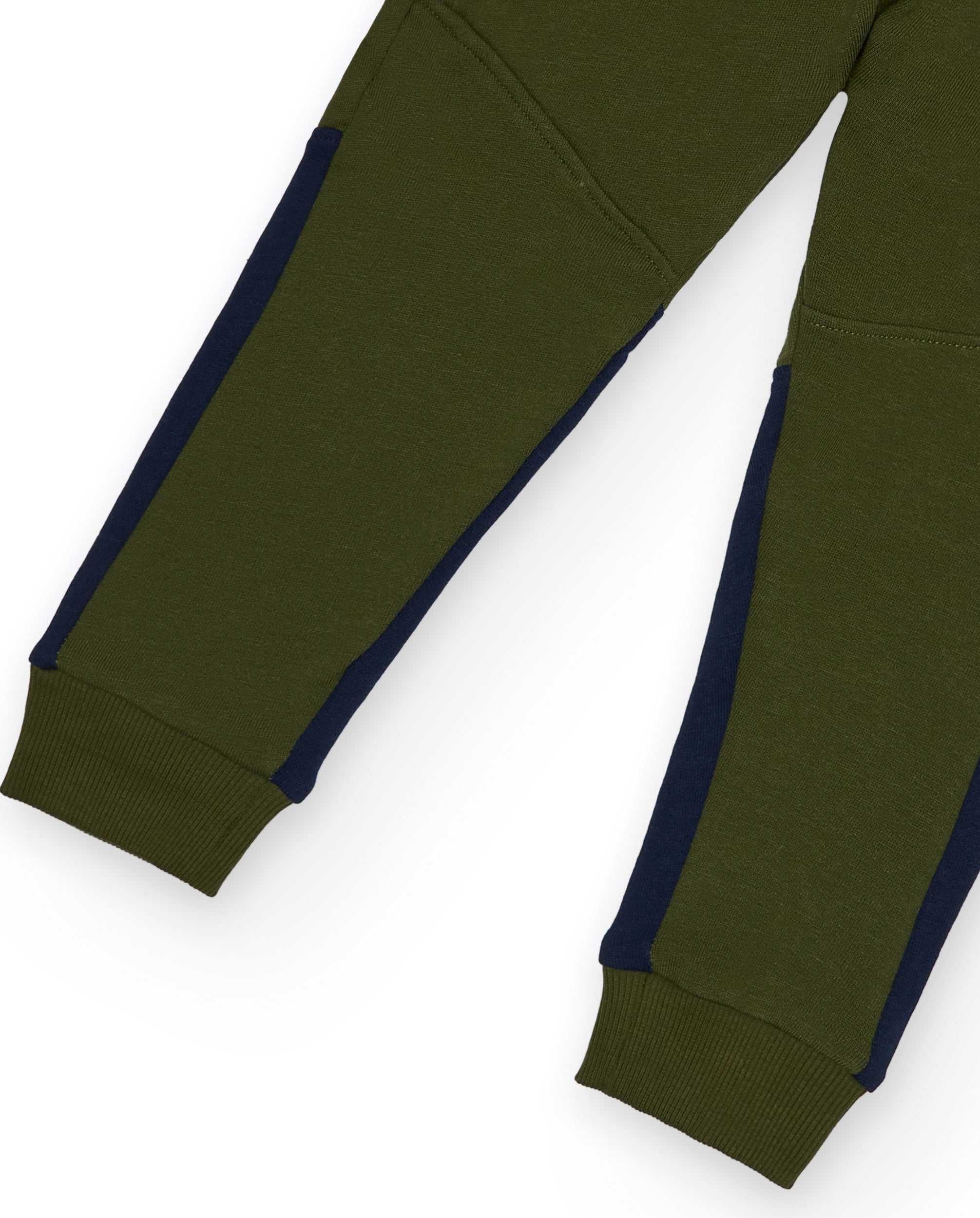 Pantalones niño en verde con detalles de contraste colección