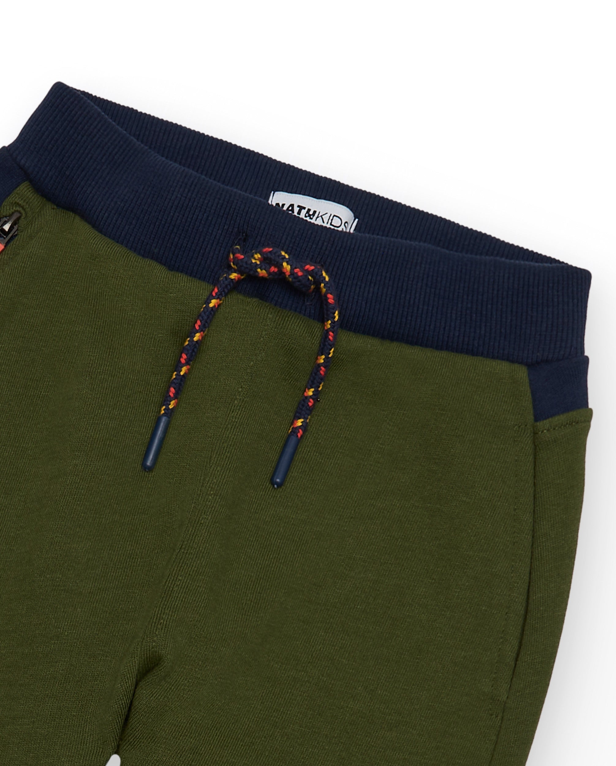 Pantalones niño en verde con detalles de contraste colección