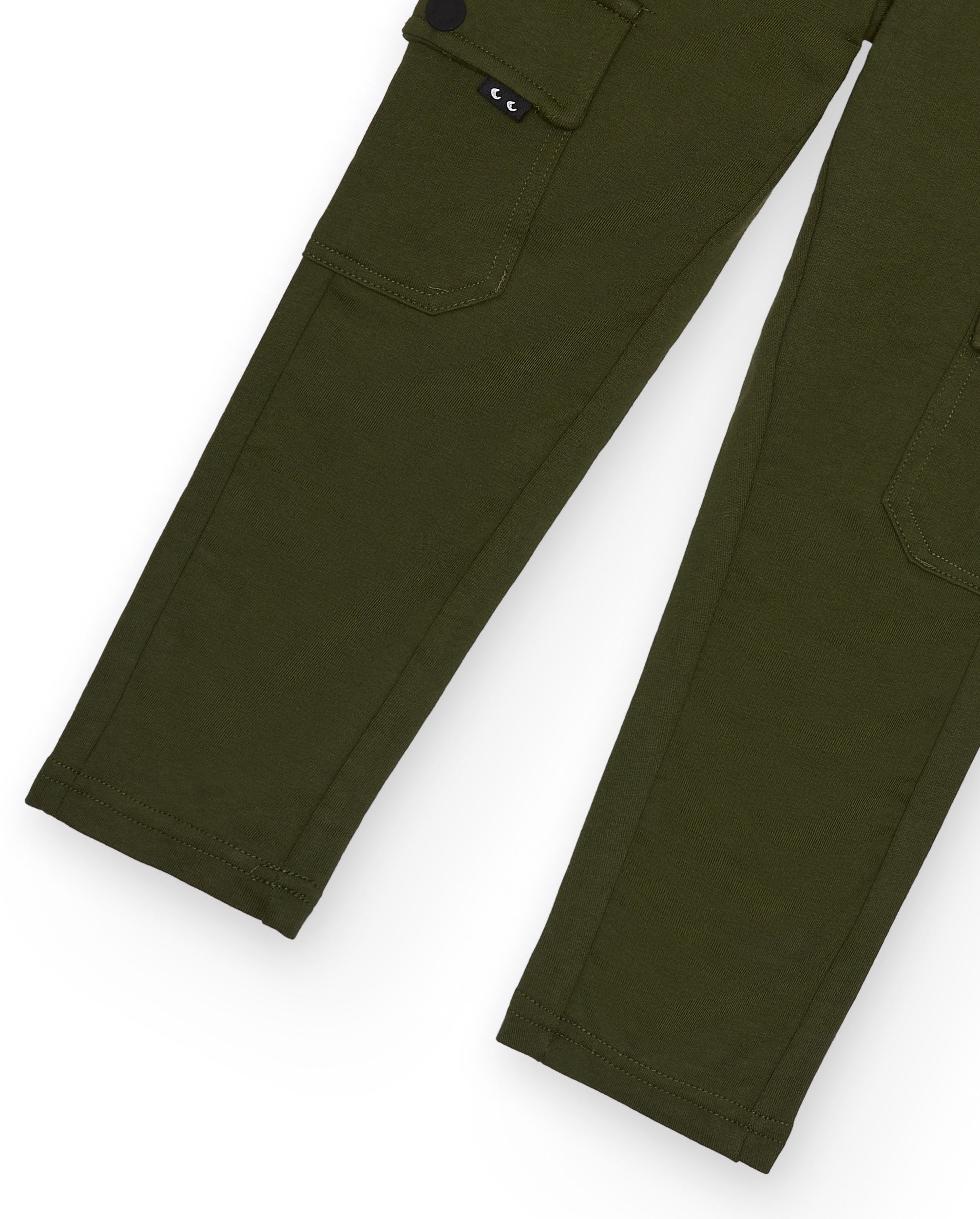 Pantalones cargo niño en verde con bolsillos funcionales