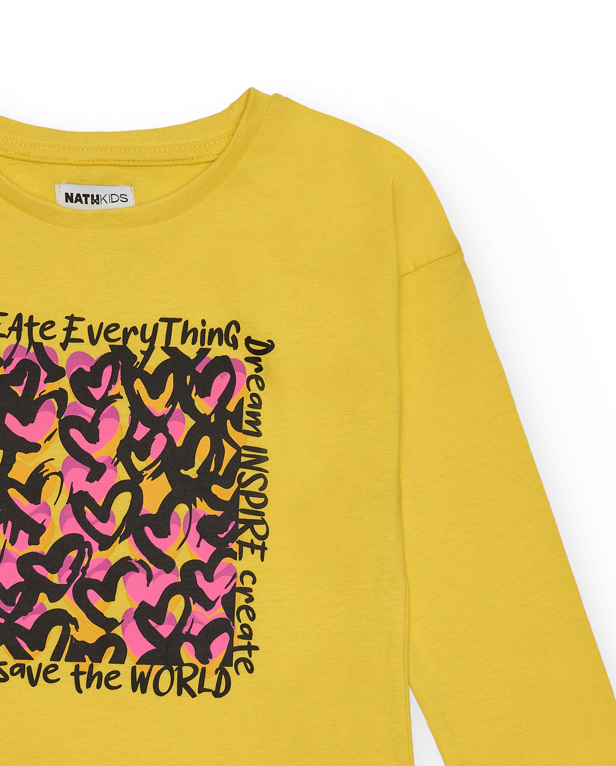 Camiseta niña en amarillo con estampado de corazones y mensaje