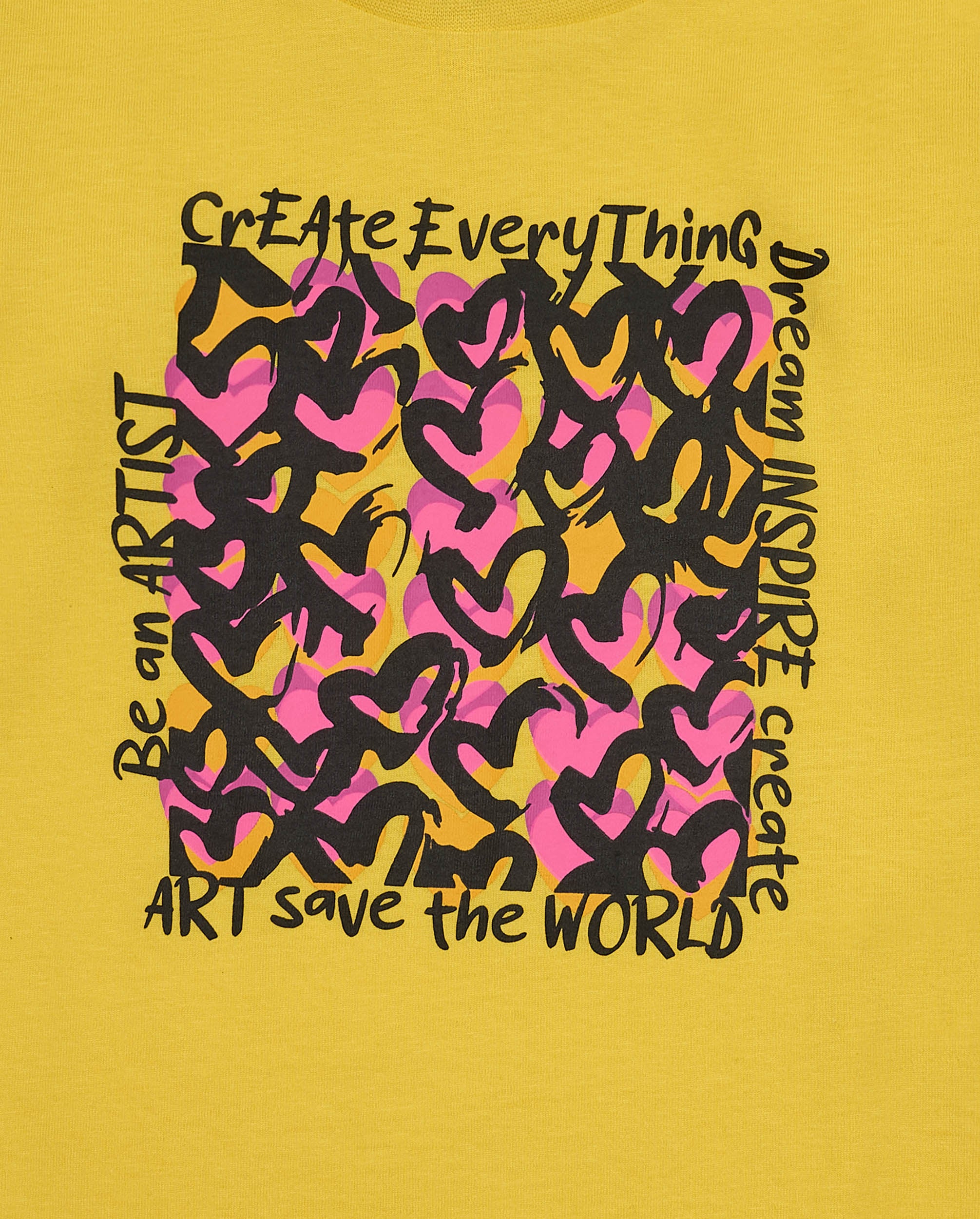 Camiseta niña en amarillo con estampado de corazones y mensaje