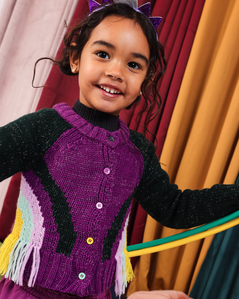 Chaqueta de punto con flecos para niña en color morado y verde