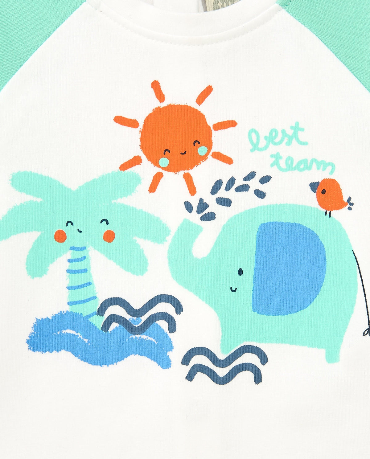 Conjunto para niño con camiseta blanca de estampado tropical y