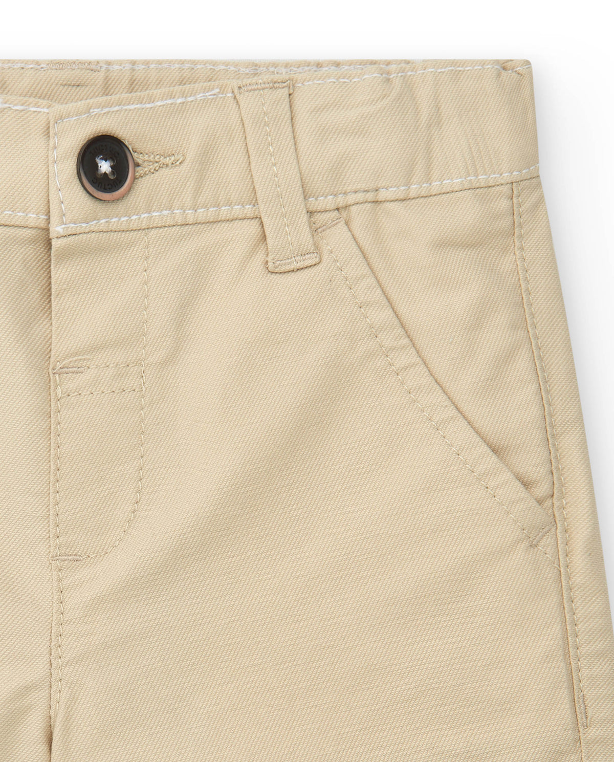 Pantalón corto beige para niño con bolsillos y cierre con botón