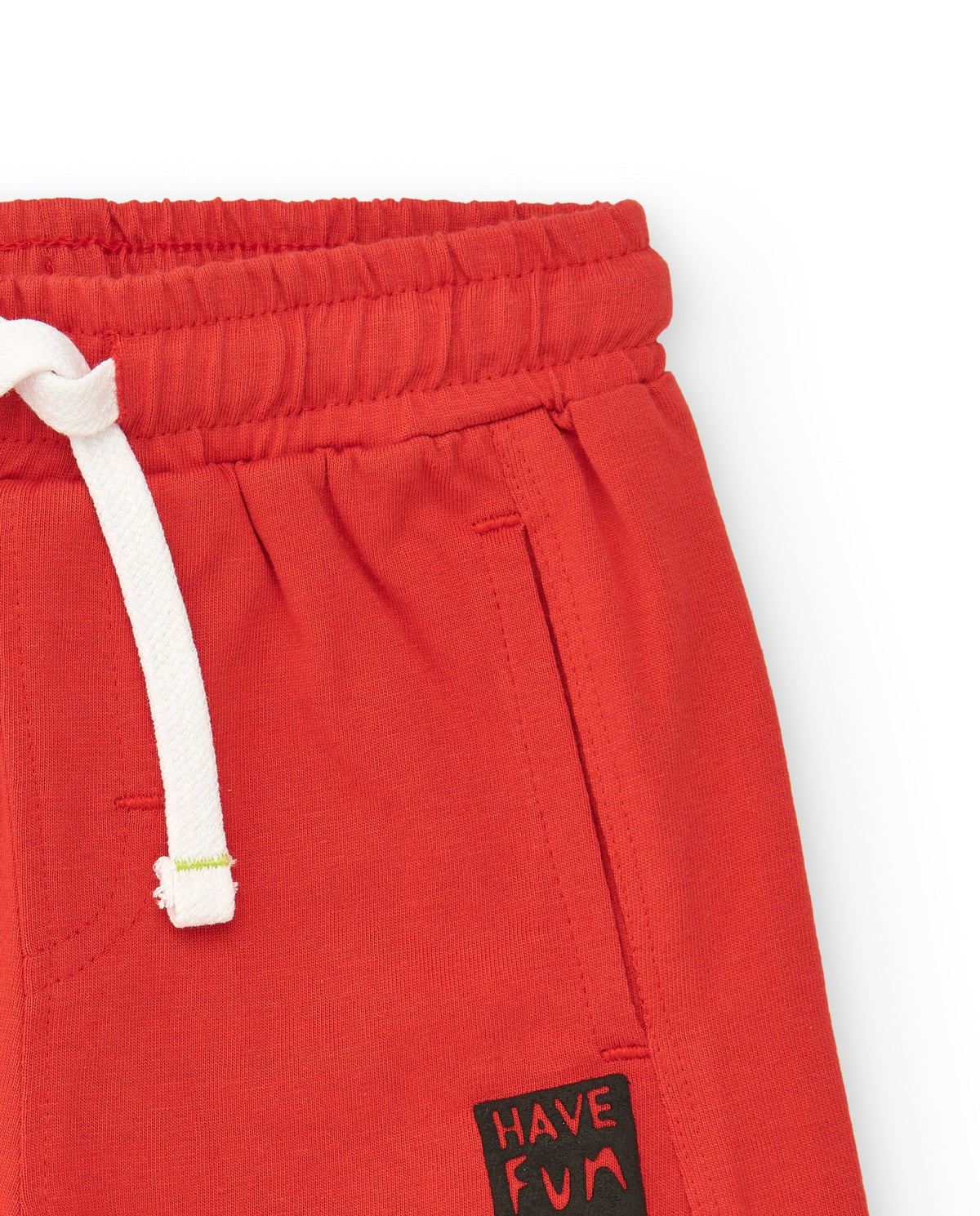 Bermuda roja para niño con bolsillos y cordón blanco