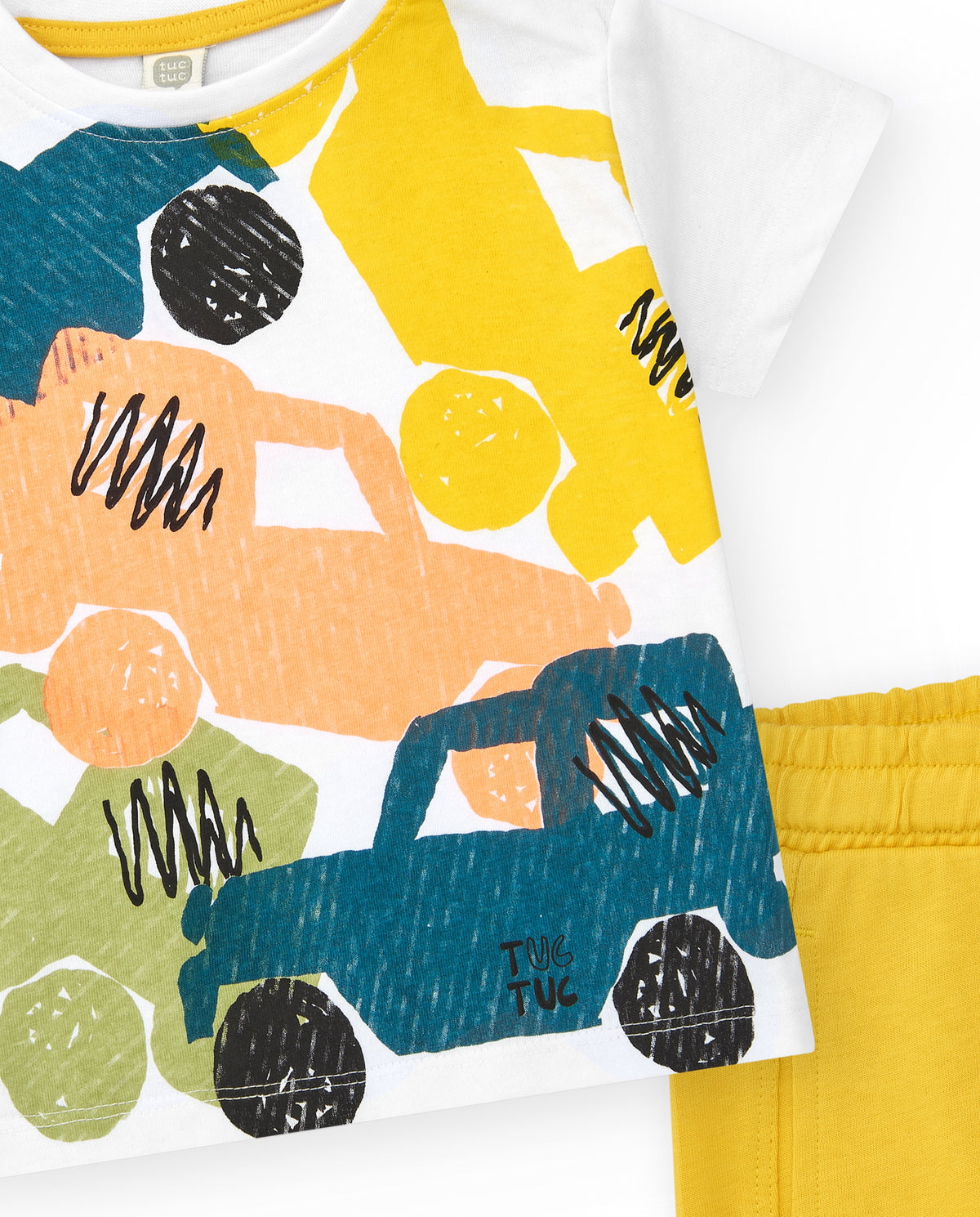 Conjunto para niño con camiseta de coches y bermuda amarilla
