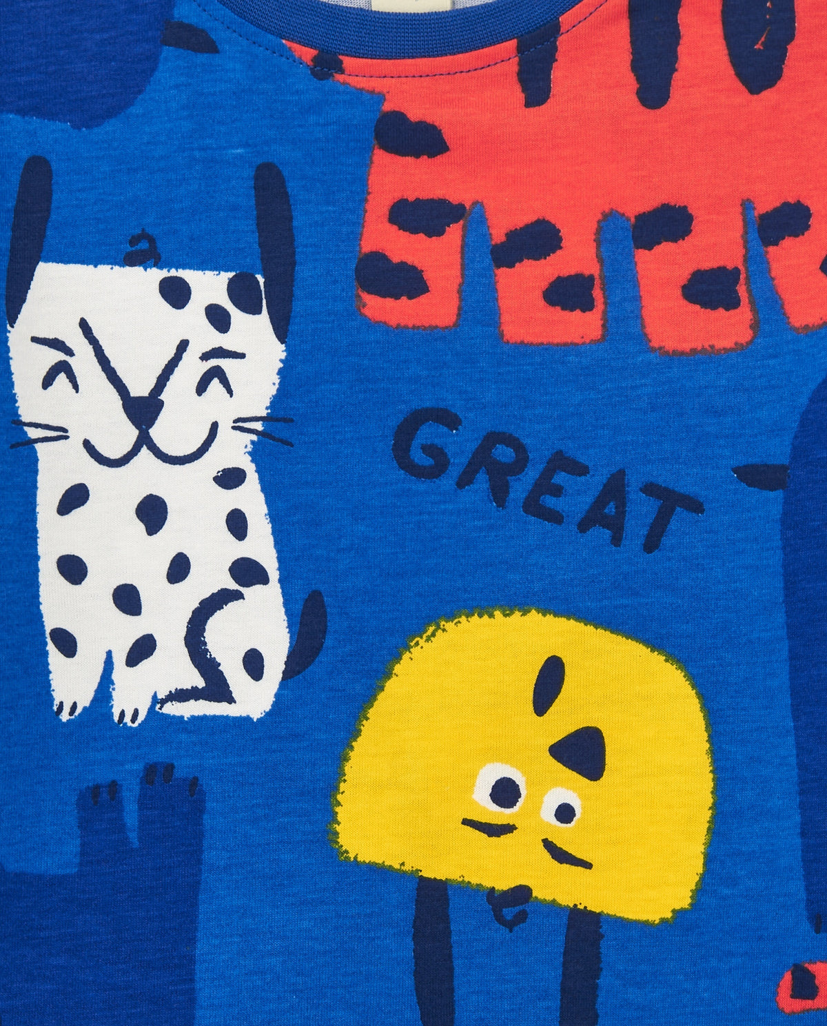 Camiseta para niño en azul con estampado natural y cierre en el