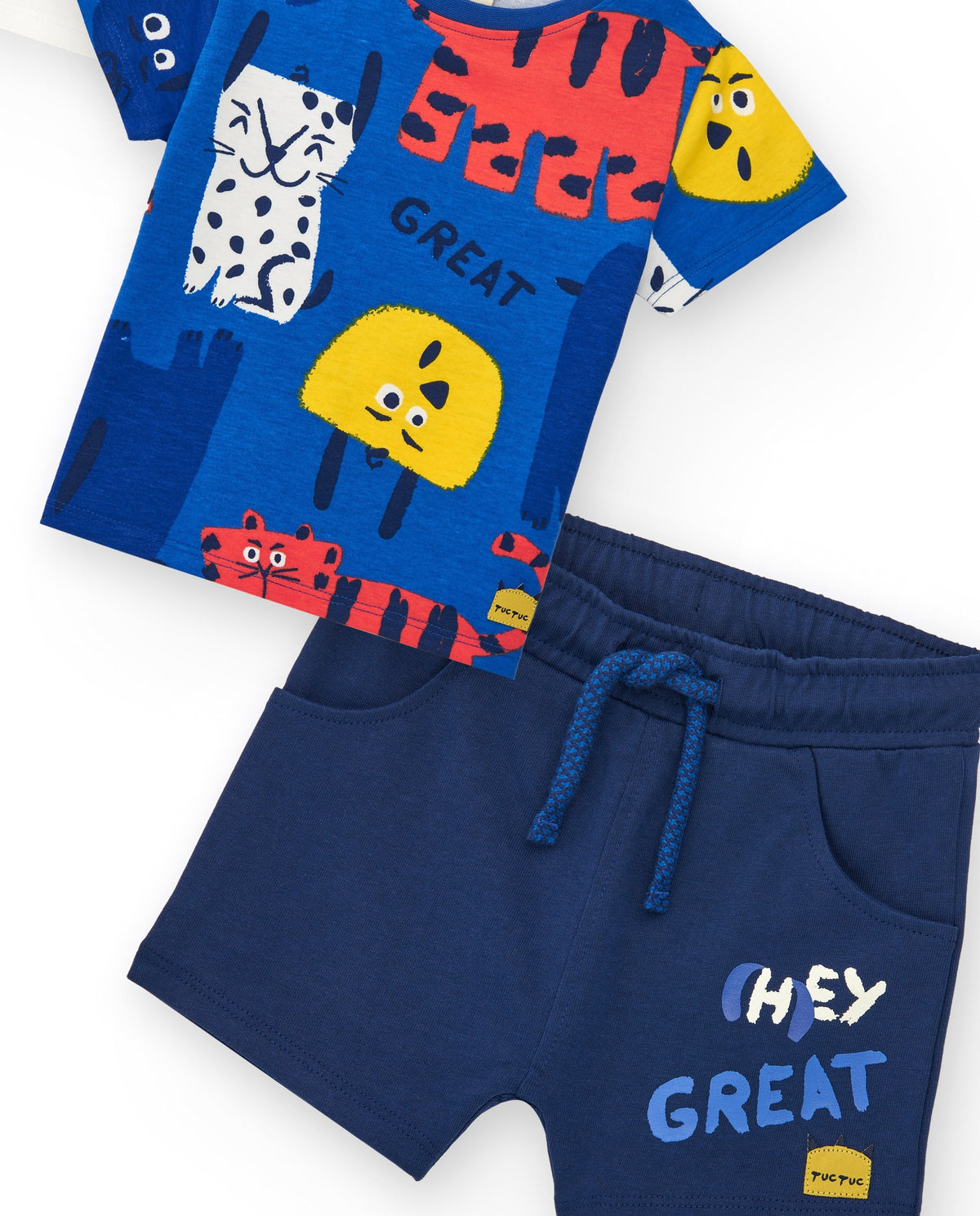 Conjunto para niño con dos camisetas y pantalón corto azul