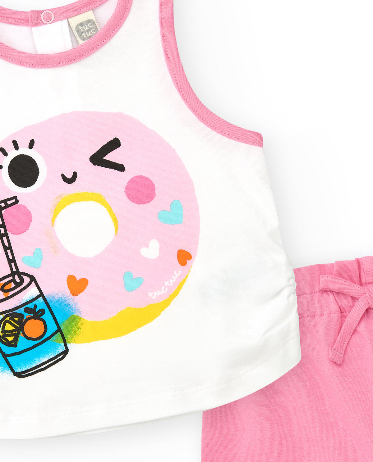Conjunto para niña con camiseta blanca y short rosa con lazo