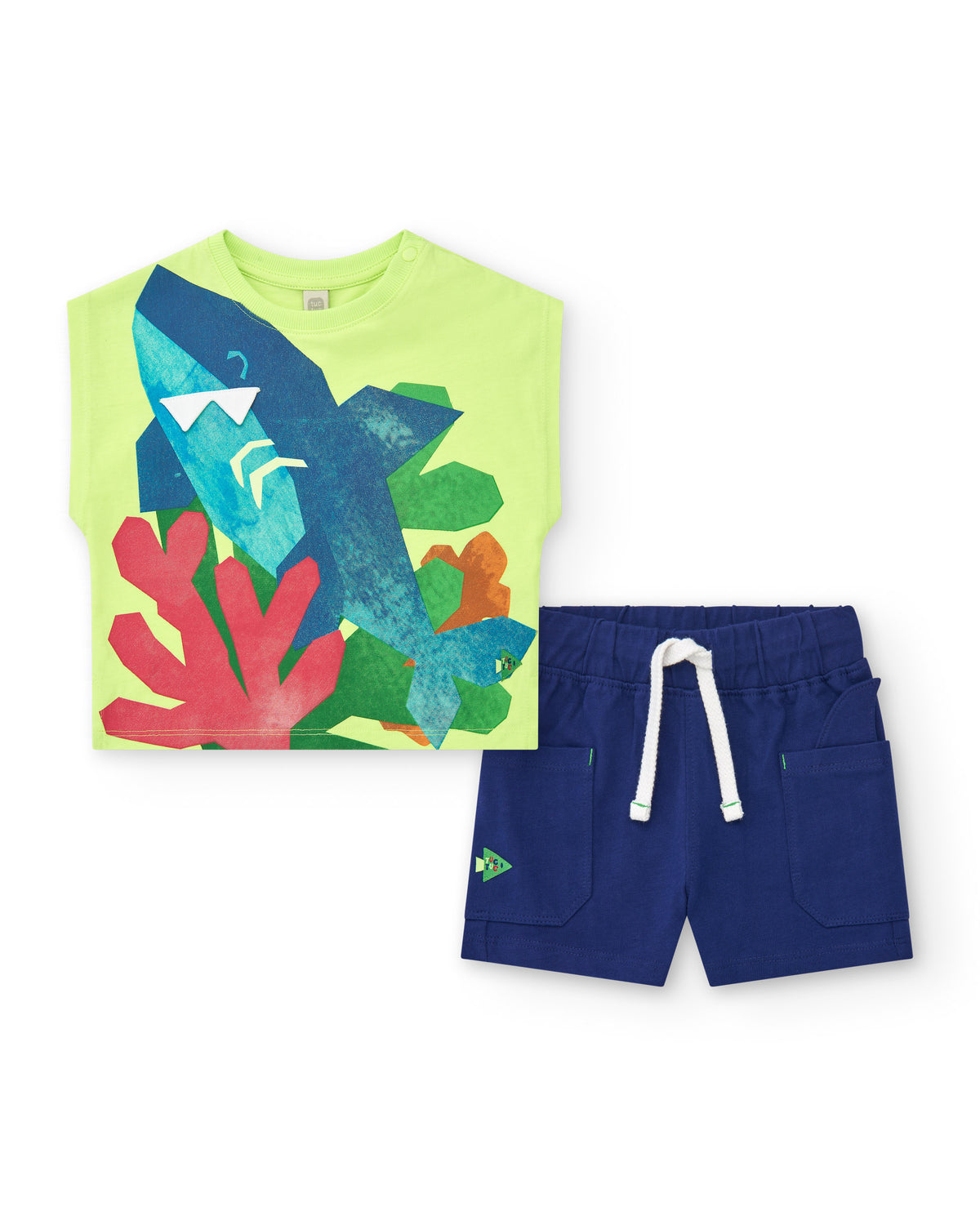 Conjunto para niño con camiseta de tiburón y short azul