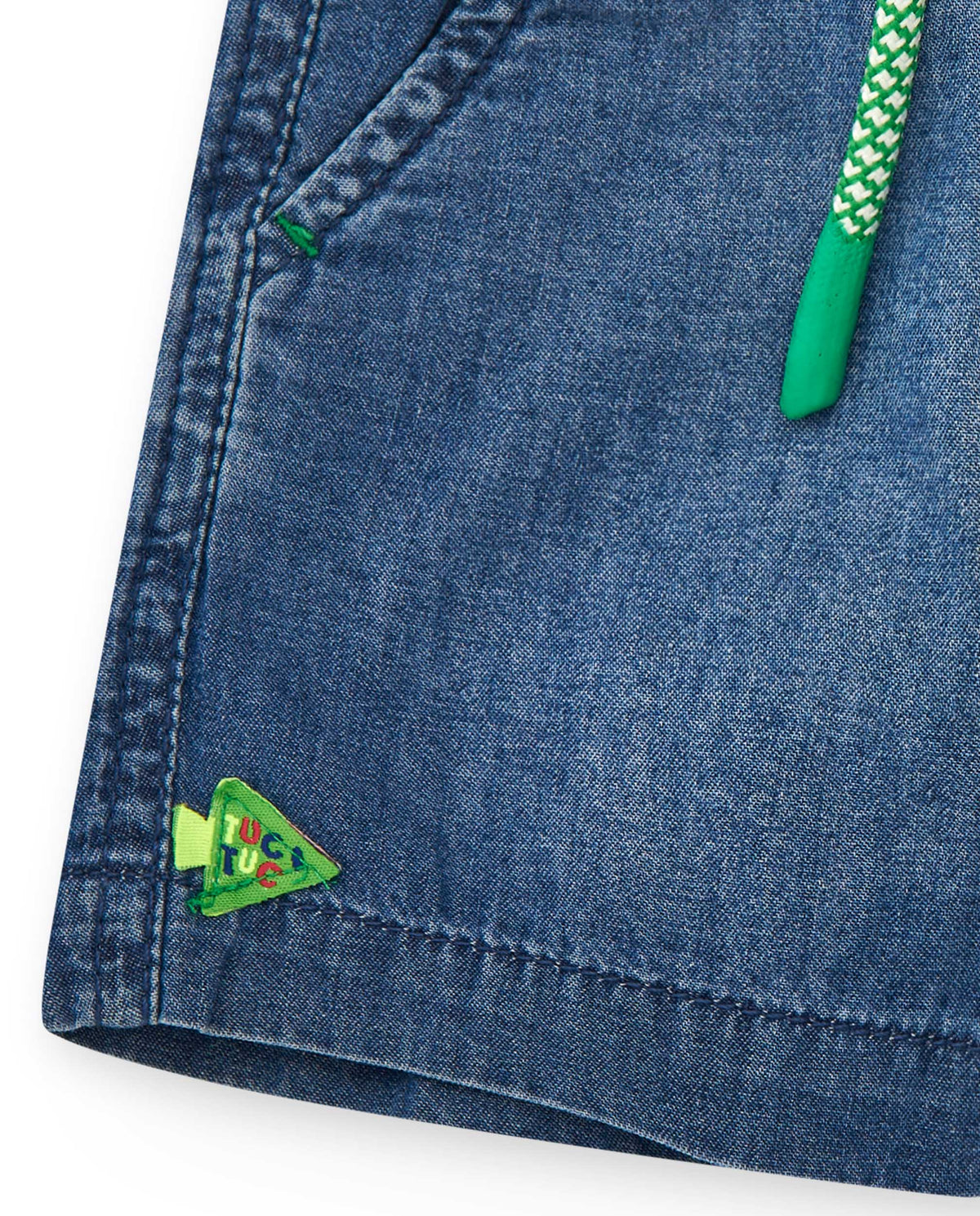 Bermuda denim para niño en azul con pez bordado