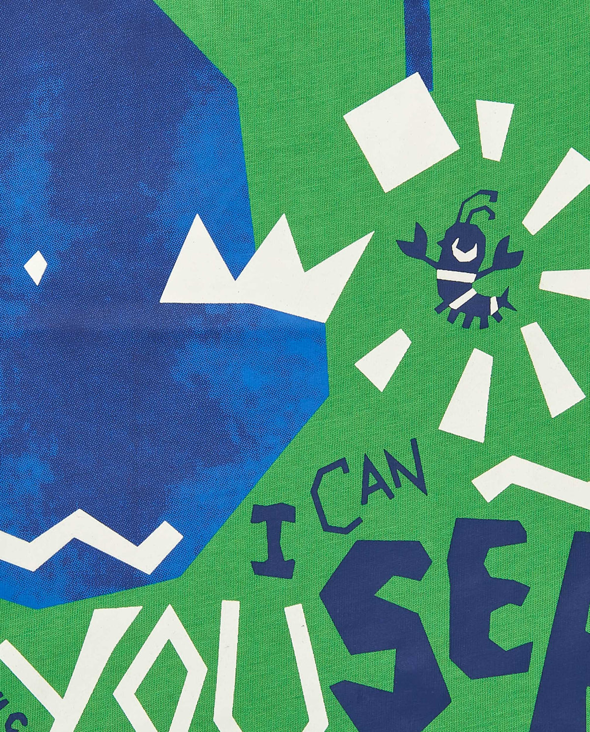 Camiseta para niño en verde con tiburón y figuras geométricas