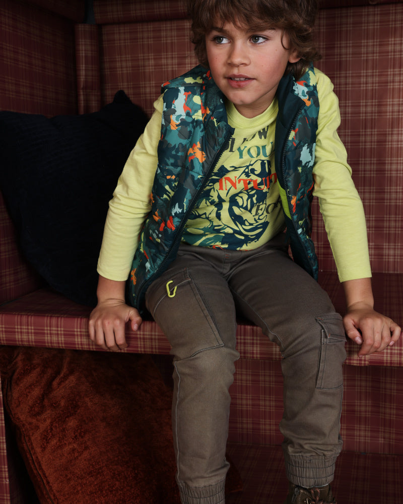 Pantalón cargo para niño en verde con detalles utilitarios