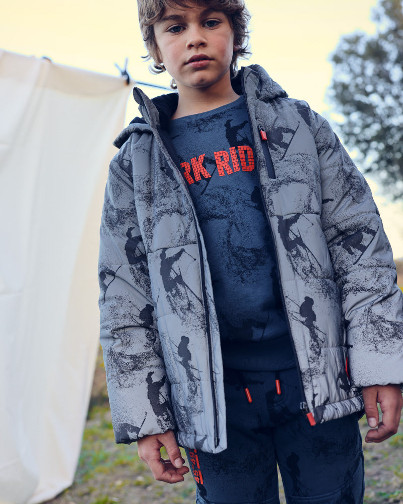 Sudadera estampada en azul oscuro para niño de la colección