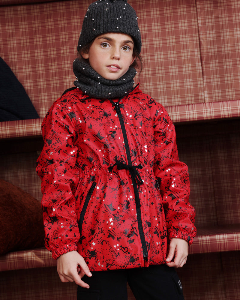 Chubasquero rojo con estampado rockero para niña colección Dark