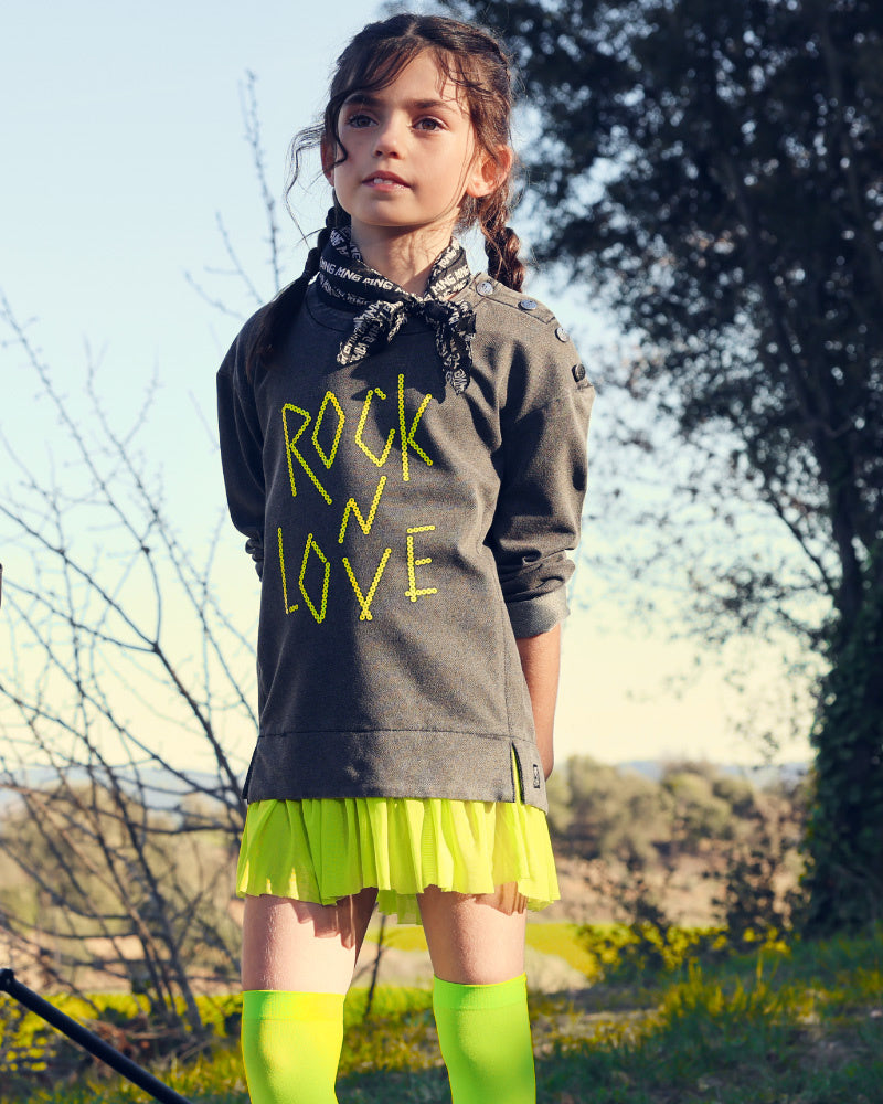 Vestido gris con volante verde y mensaje "Rock n Love"