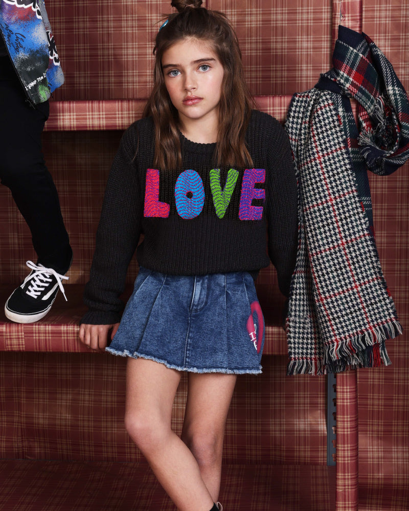 Suéter negro con letras "LOVE" en colores brillantes para niña